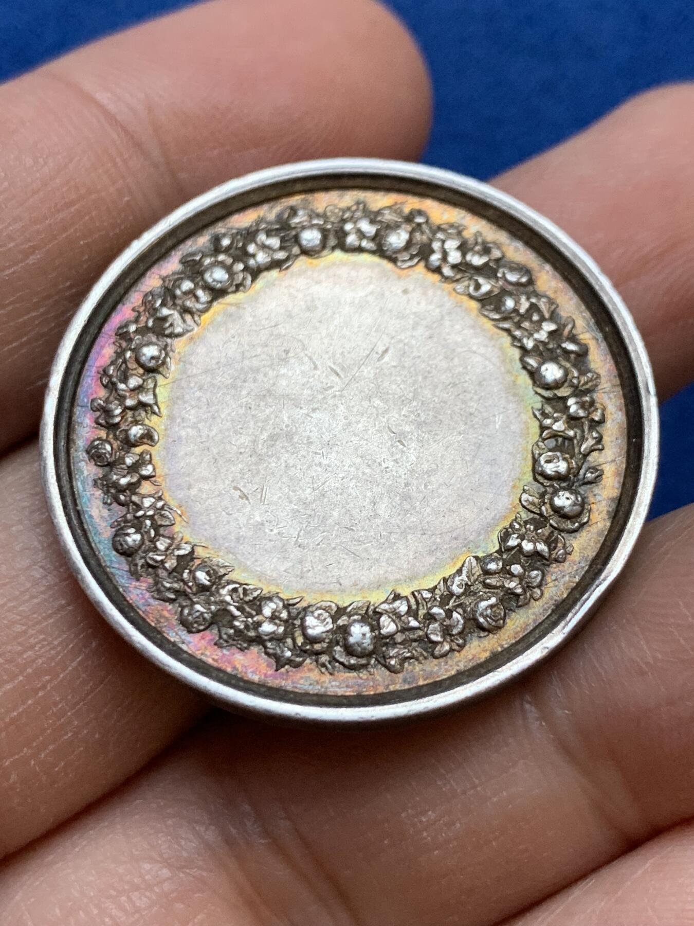 《竞宝斋》第445场 周日，周一，2场连拍 （全场包邮） 法国婚姻纪念银章 背面无刻字 手指银标边铭 33.2mm 16.35克