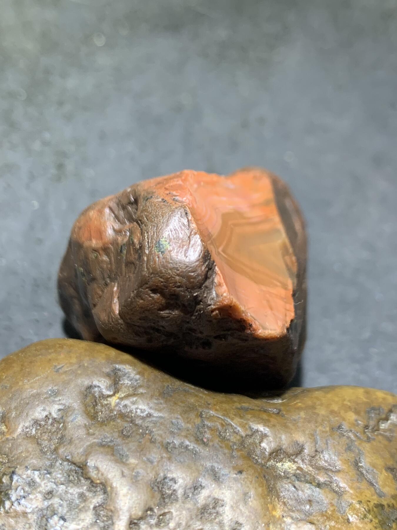 精美川料铁红皮开窗料实肉南红玛瑙原石一颗，