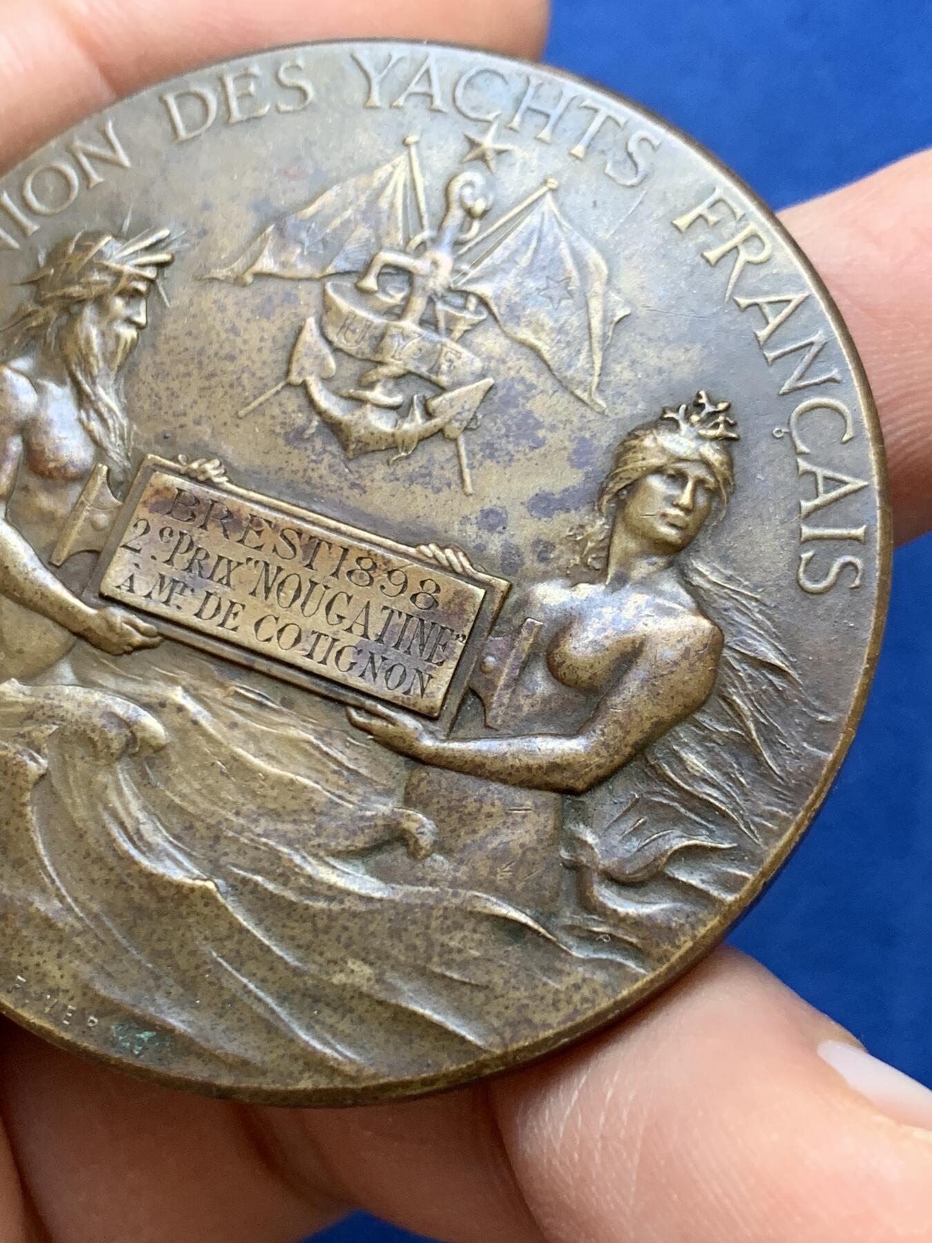 《竞宝斋》第445场 周日，周一，2场连拍 （全场包邮） 法国1898年游艇俱乐部纪念铜章，由雕刻家F. Vernon创作，64.75克，50mm，丰饶角铜标。