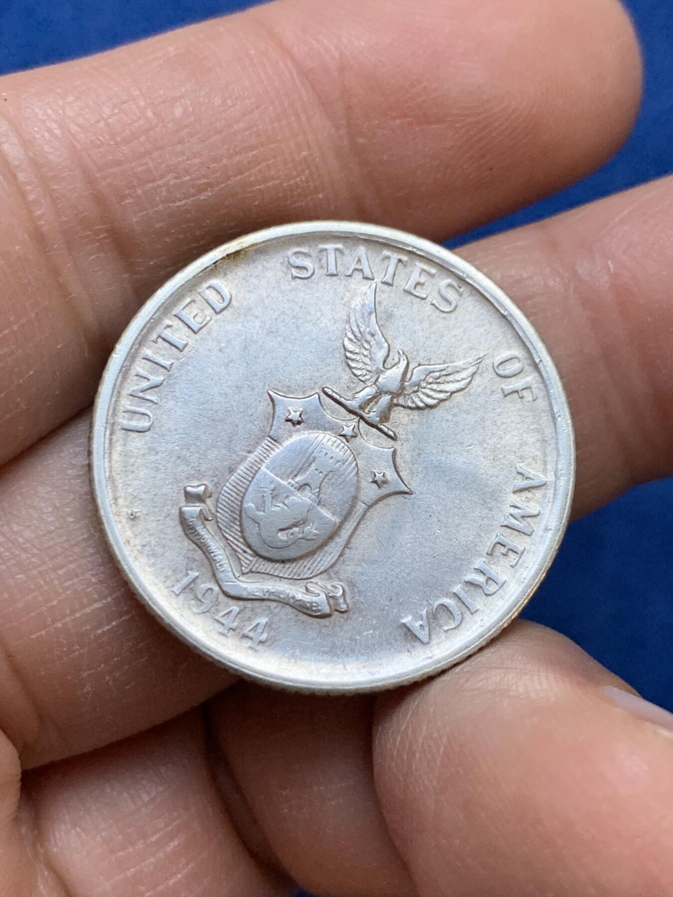 《竞宝斋》第445场 周日，周一，2场连拍 （全场包邮） 美属菲律宾1944年打铁50分银币 正面经典持锤女神图案