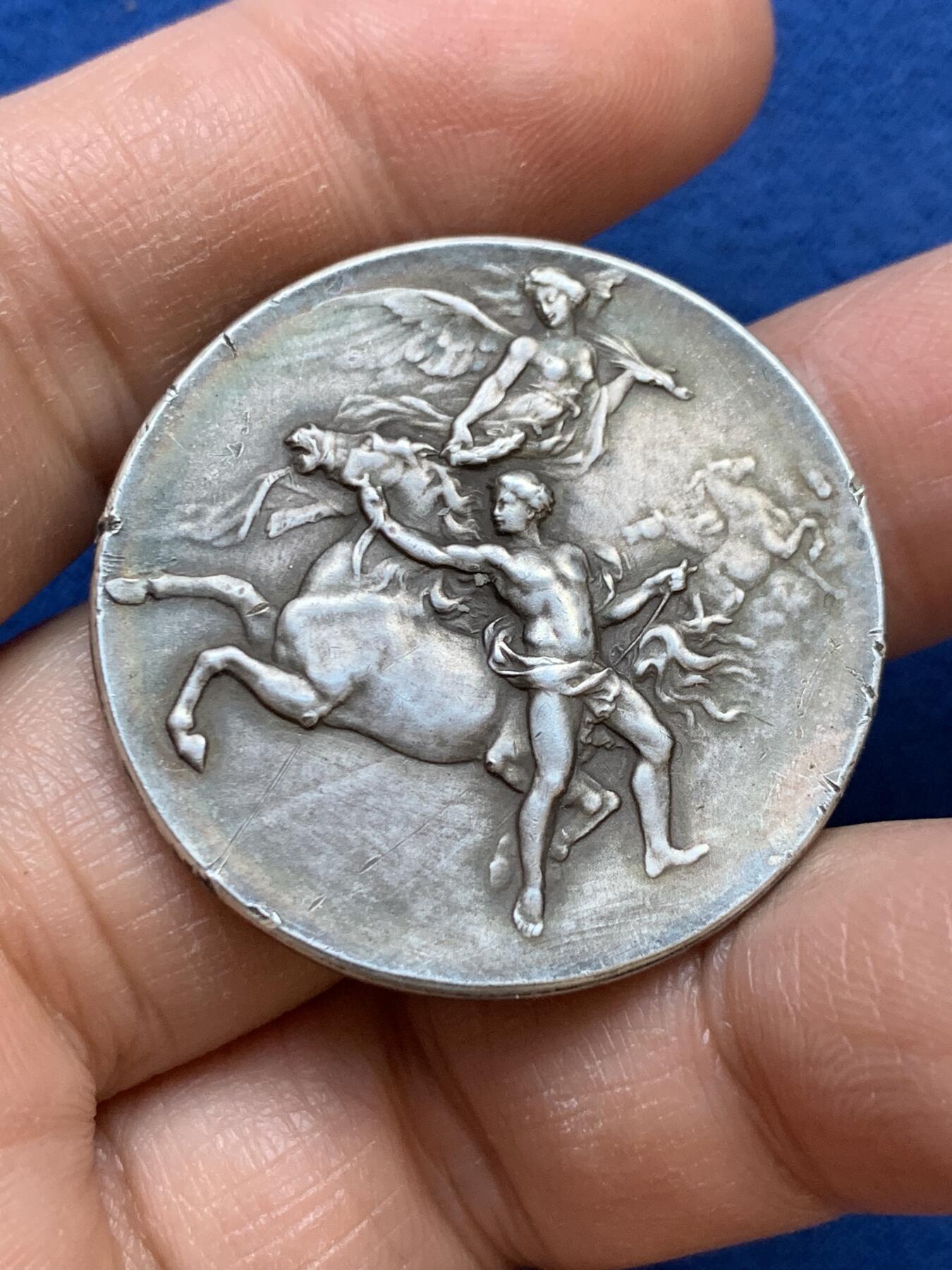 《竞宝斋》第445场 周日，周一，2场连拍 （全场包邮） 法国马术协会银章，正面驯马图案张力很强，很具动感，极美收藏。17.85克，35mm，丰饶角银标。