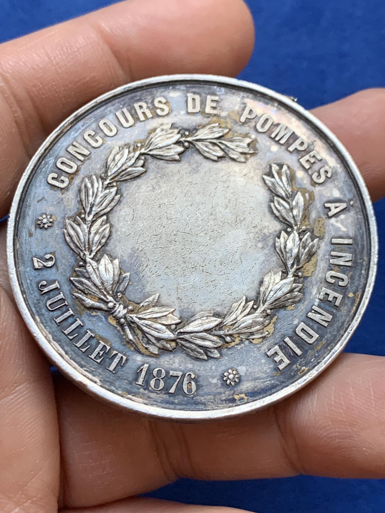 《竞宝斋》第445场 周日，周一，2场连拍 （全场包邮） 法国1876年蒙莫朗西市消防比赛大银章 46.55克 50.5mm 菱形野猪头银标 边有焊接痕迹