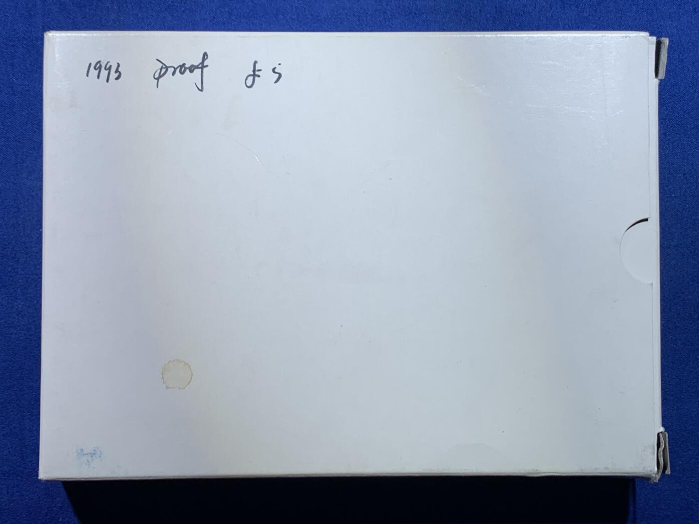 《竞宝斋》第445场 周日，周一，2场连拍 （全场包邮） 英国1993年精制套币，带5英镑克朗精制纪念币，盒证齐全，品相好，漂亮蓝色盒。