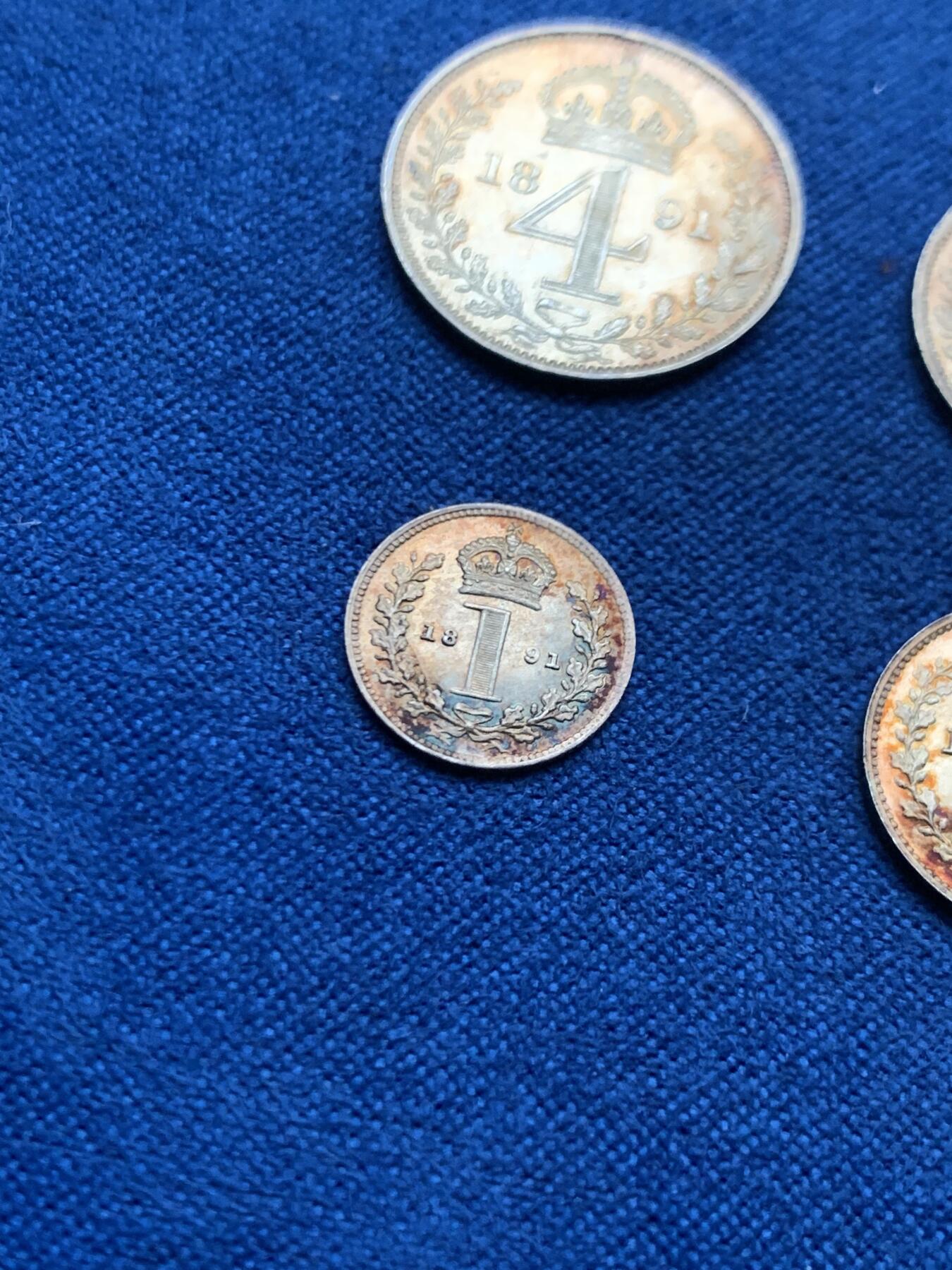 《竞宝斋》第445场 周日，周一，2场连拍 （全场包邮） 四枚一组 英国1891年维多利亚高冠濯足节银币，带盒，1便士、2便士、3便士、4便士，细节见图。