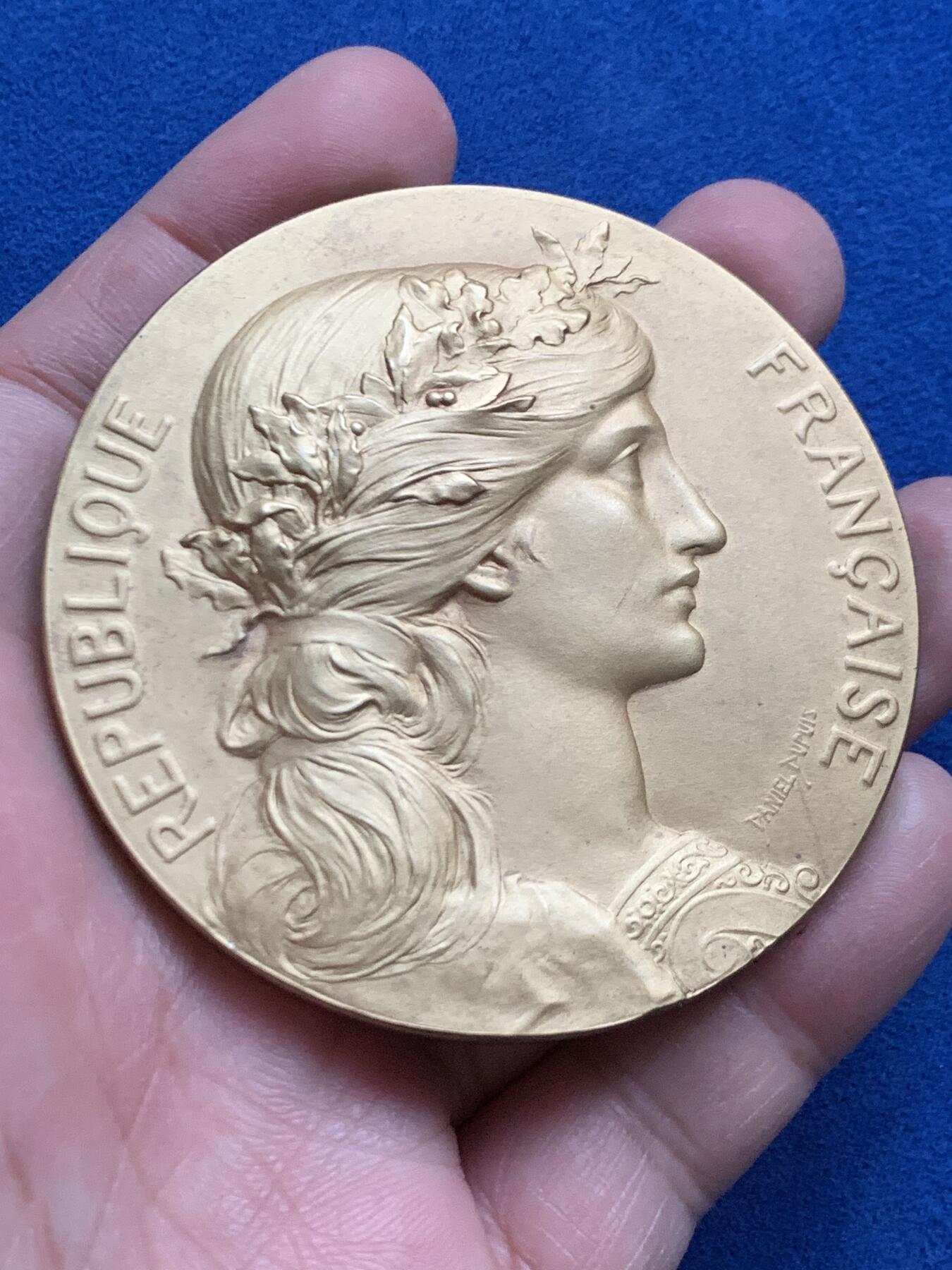 《竞宝斋》第445场 周日，周一，2场连拍 （全场包邮） 名家名作 法国玛丽安娜女神马赛大慈善机构代表处镀金大银章 从工艺来说应该是后镀金 154.7克 67.8mm 丰饶角1银标 好品 带原盒 细节见图