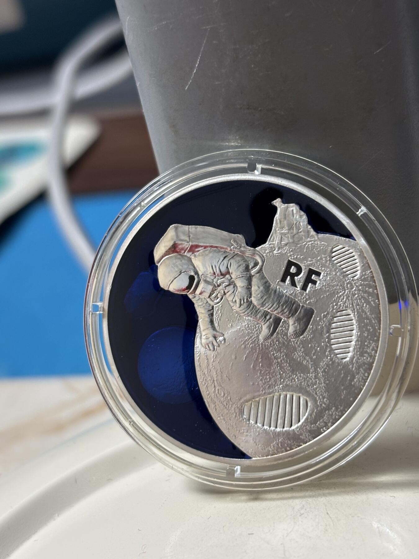 第185期拍卖 法国2019年人类登月50周年镶嵌特殊物质银币，金属:900银+特殊彩色物质，重量:17.3克+17.9克，直径:38毫米，发行：5000枚