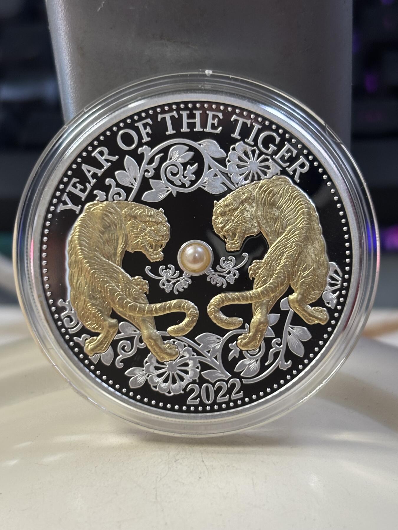第185期拍卖 斐济2022年中国生肖系列虎年镶嵌天然珍珠镀金1盎司银币，999银，发行8888枚