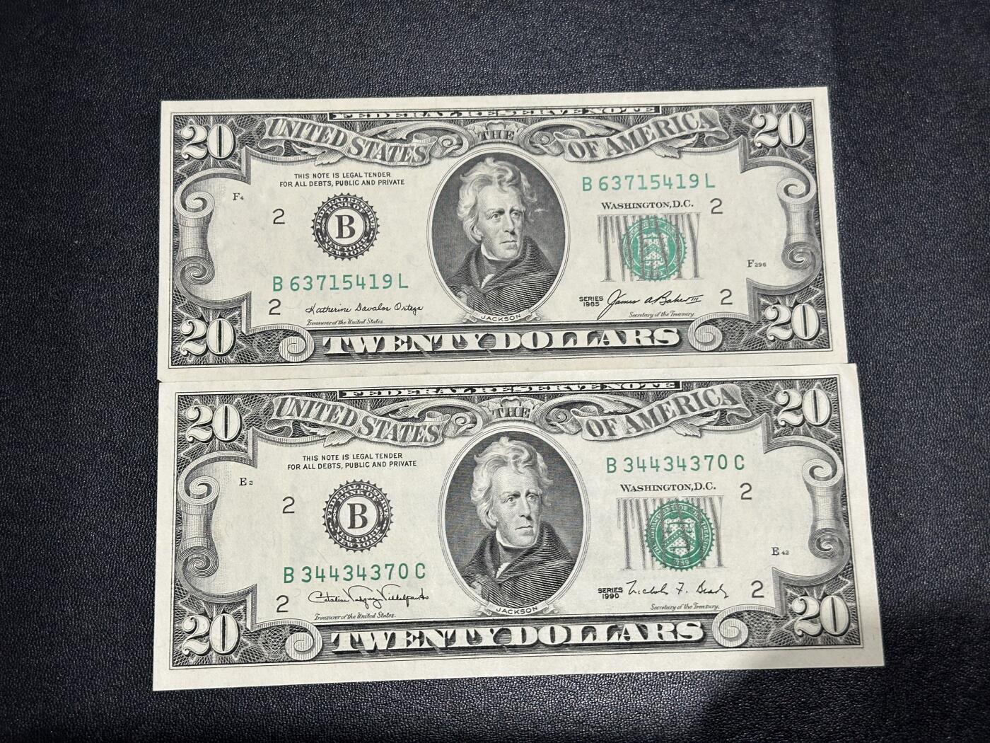 《外钞收藏家》第五百九十二期（精选场）（本平台长期征集拍品、欢迎藏友们联系合作） 1985和90年美国小头版20美元2张一起 AU+/UNC-