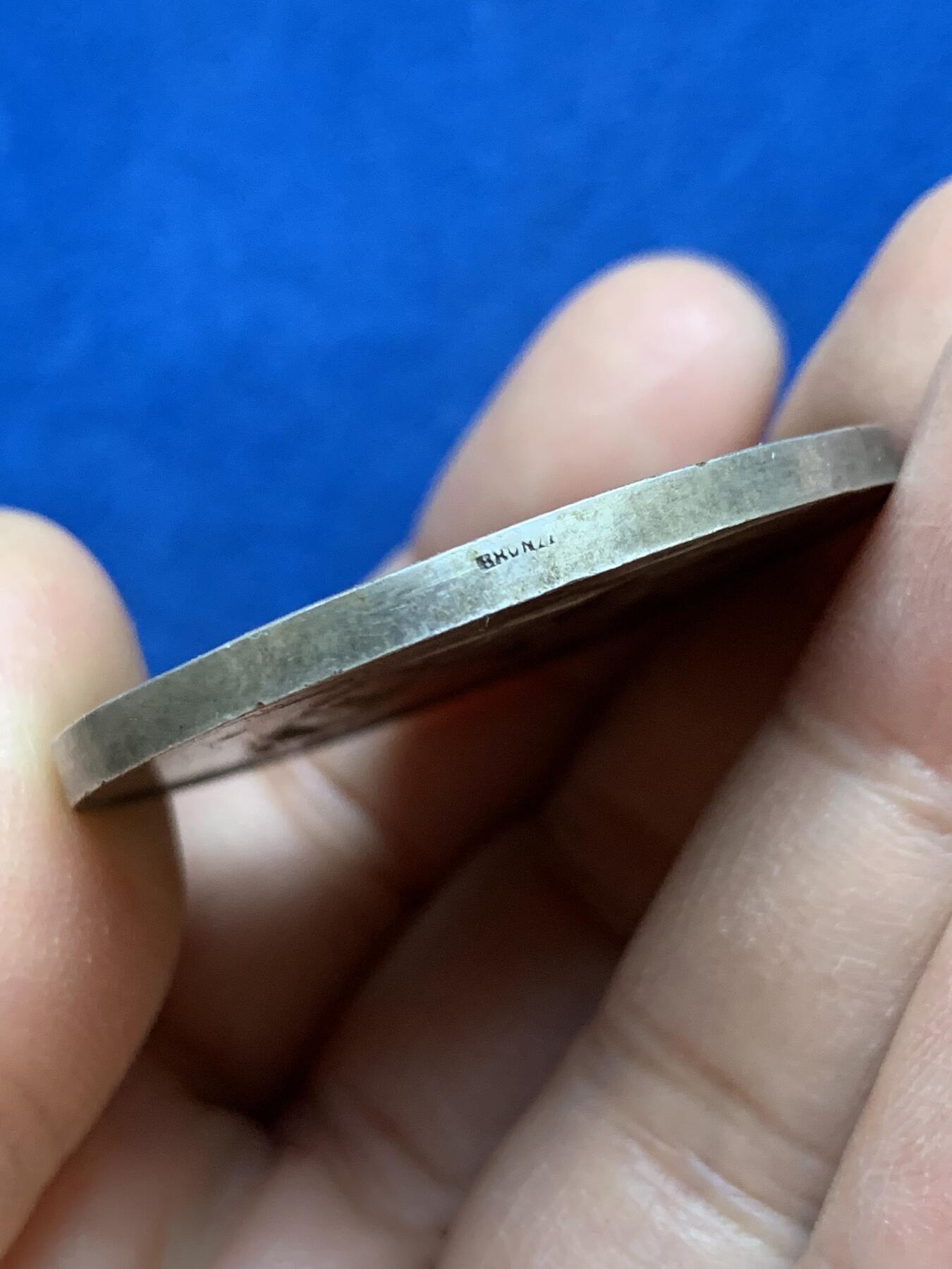 《竞宝斋》第445场 周日，周一，2场连拍 （全场包邮） 登顶埃菲尔铁塔之巅镀银纪念铜章 28.4克 41.2mm 铜标边铭