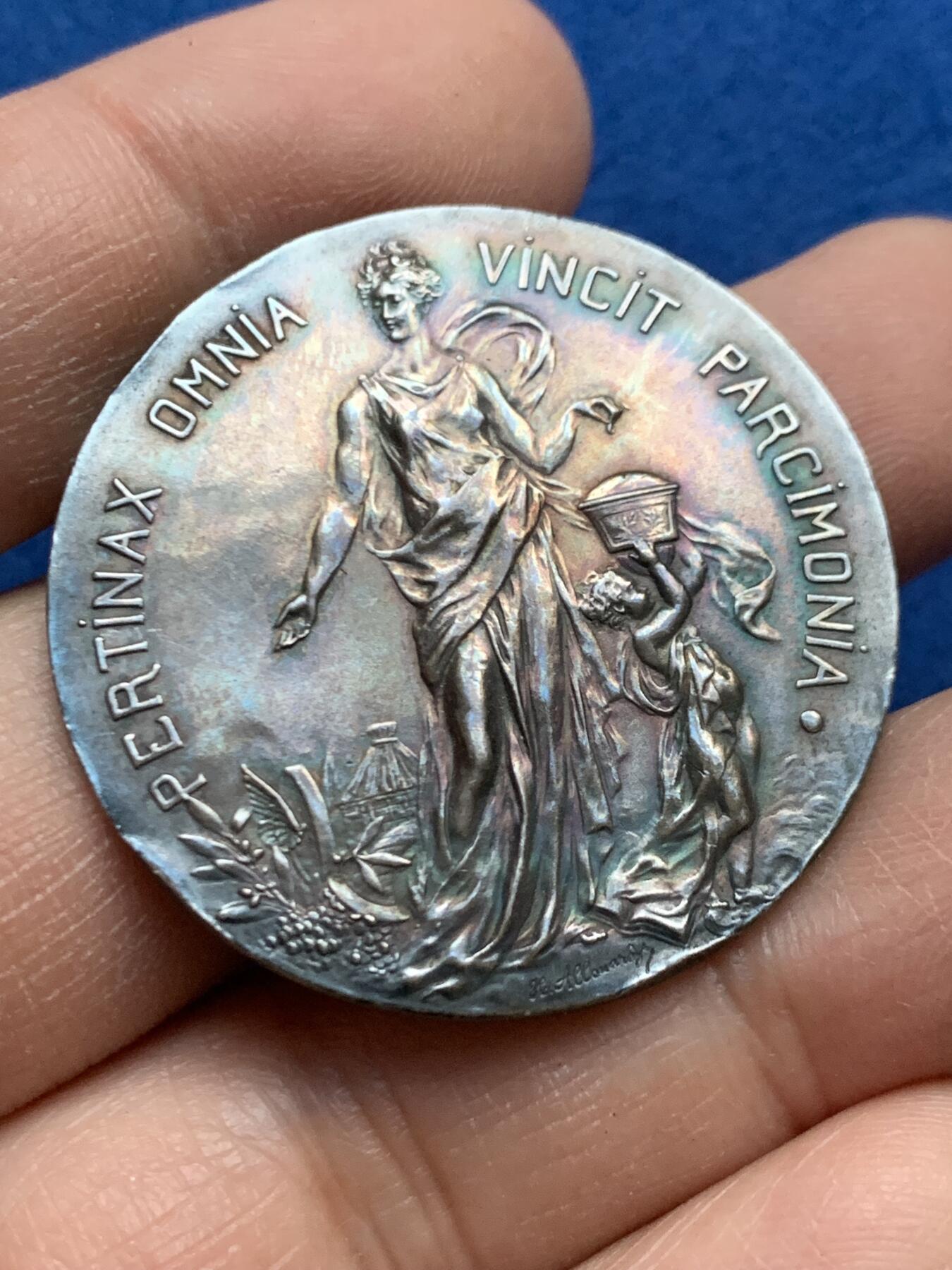 《竞宝斋》第445场 周日，周一，2场连拍 （全场包邮） 法国鲁昂储蓄银行银质奖章 37.5mm 22.8克 丰饶角银标 带盒  正面：女神与天使；背面：鲁昂城市景观。