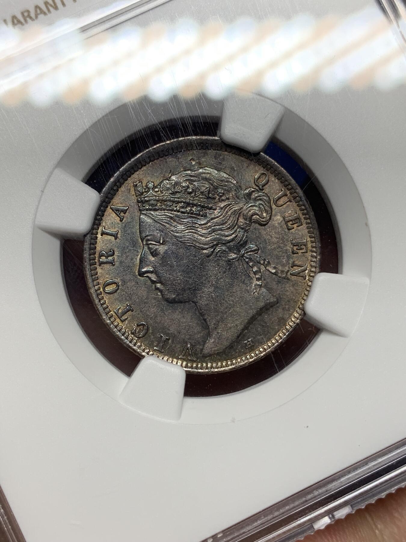 《竞宝斋》第445场 周日，周一，2场连拍 （全场包邮） NGC AU58 英属海峡1897H维多利亚女王20分银币，双面靓丽重五彩，发丝皇冠深打，状态绝美。后期稀少年份，铸量18.5万枚，60分书价600美元。14年SBP拍卖P盒同分合人民币1544元成交，包浆细节不如此枚