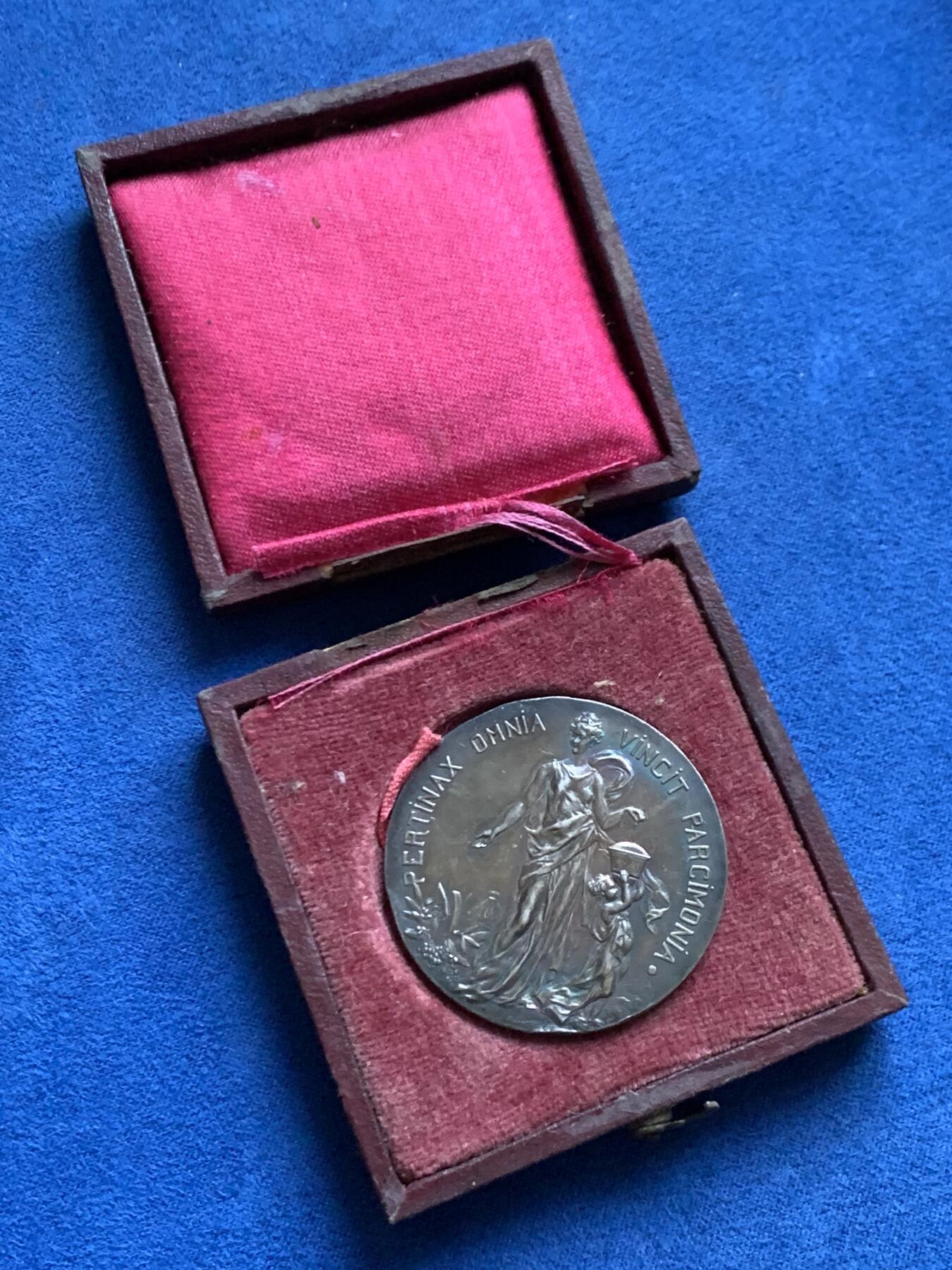 《竞宝斋》第445场 周日，周一，2场连拍 （全场包邮） 法国鲁昂储蓄银行银质奖章 37.5mm 22.8克 丰饶角银标 带盒  正面：女神与天使；背面：鲁昂城市景观。