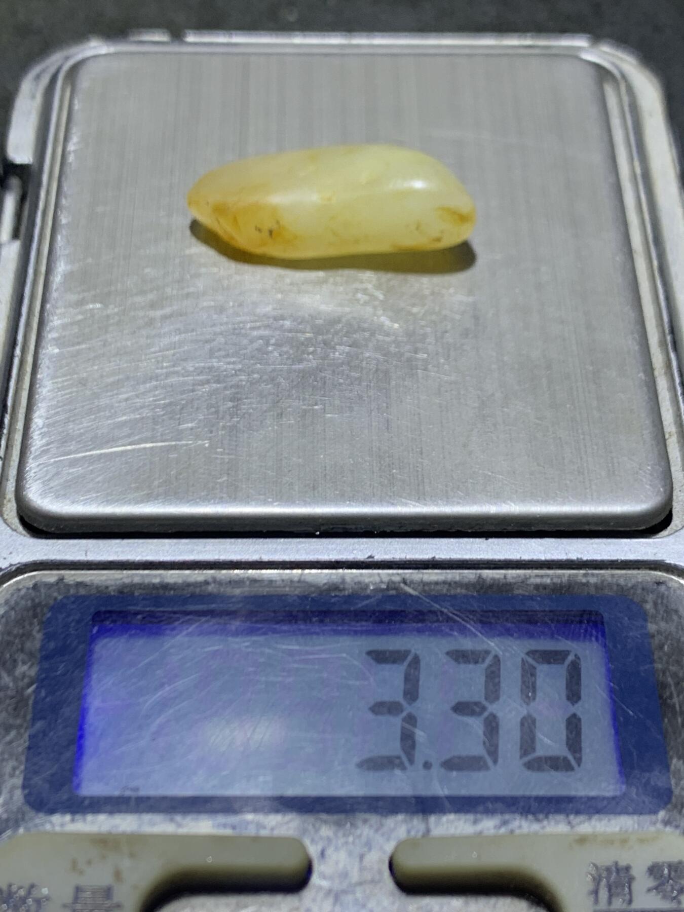 精美洒金皮和田玉小独籽原石一颗