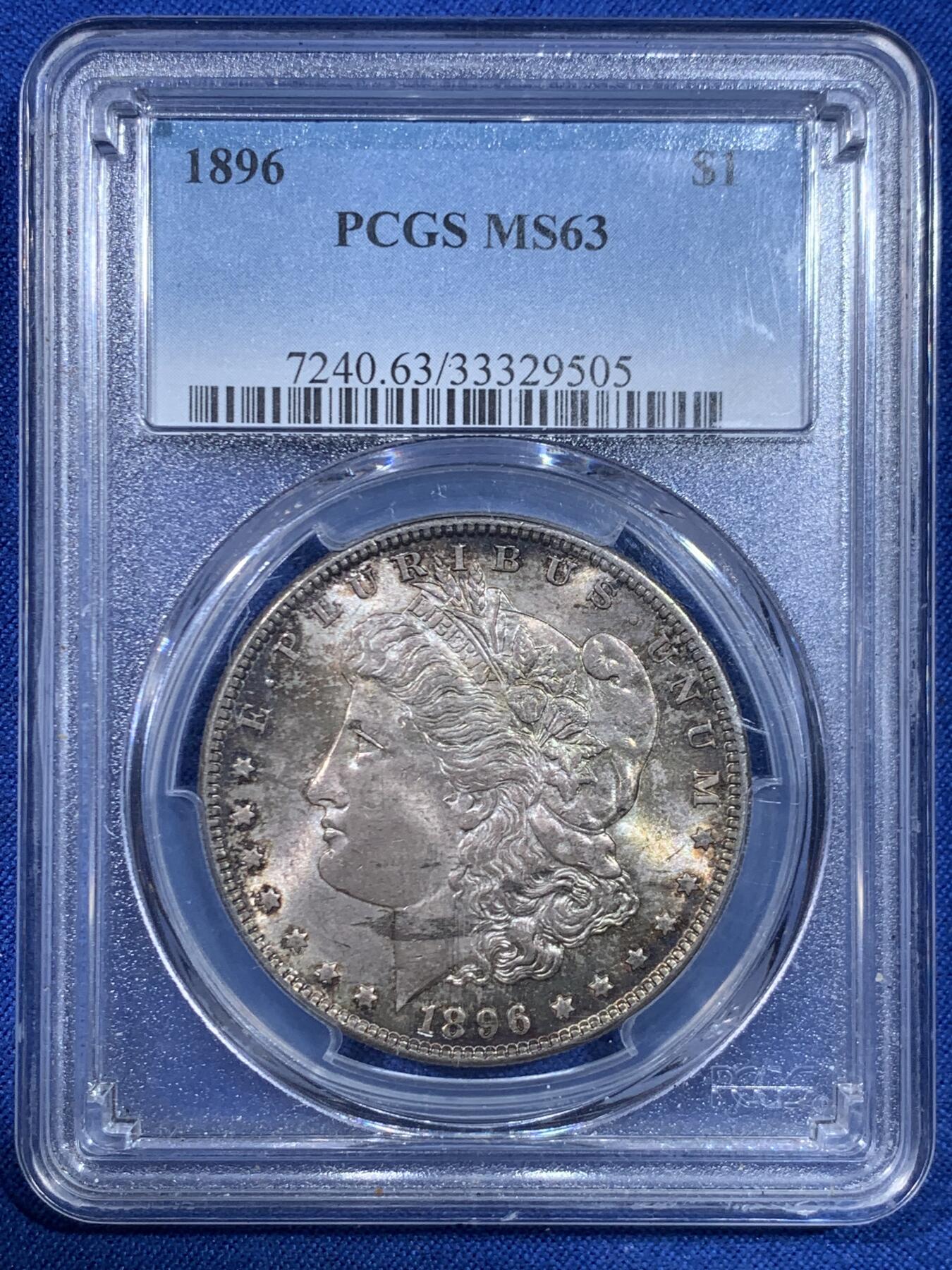 《竞宝斋》第445场 周日，周一，2场连拍 （全场包邮） NGC MS63 美国1896年摩根银币，五彩绚丽包浆，既是岁月的沉淀，又是独一无二的色彩，是收藏投资不二佳品