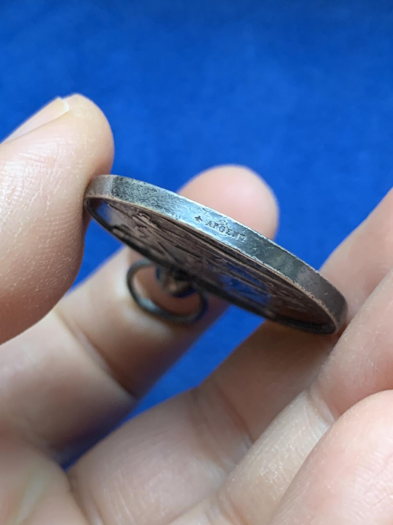 《竞宝斋》第445场 周日，周一，2场连拍 （全场包邮） 法国勒瓦卢瓦-佩雷消防泵比赛银章 带环重约17克 32.3mm 蜜蜂银标