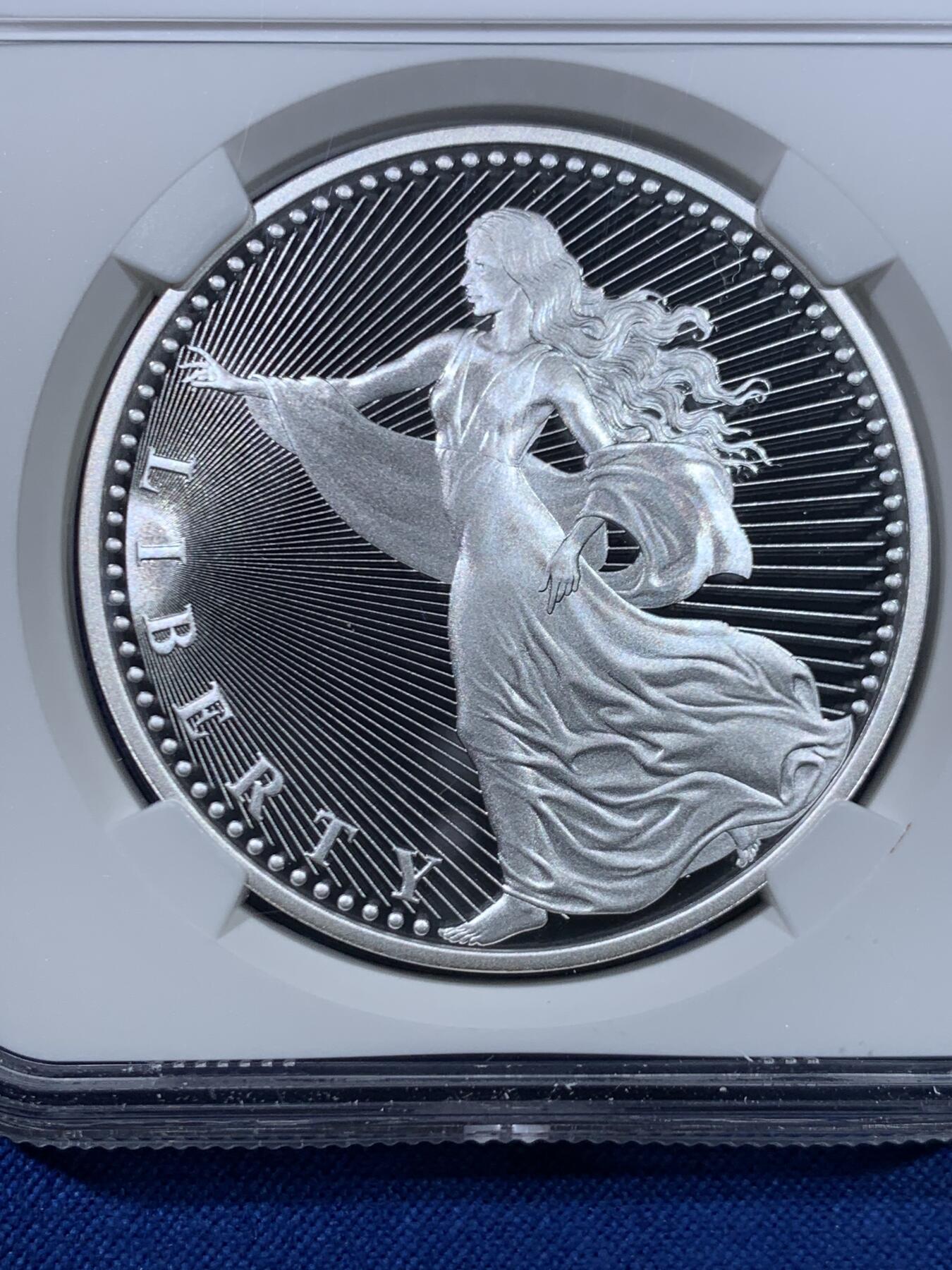 《竞宝斋》第445场 周日，周一，2场连拍 （全场包邮） 两枚一组 NGC PF68UC 美国2022年自由女神与神兽1000聪精制纪念加密货币（1盎司，999银，盒证齐全，发行量2千枚）个人认为该系列之中最美的女神化身银币 + NGC PF68 美国2025年乌克兰自由之翼镀金钌化纪念加密货币-1000聪（1盎司，999银，盒证齐全，发行量2千枚）个人认为该系列之中最精美复杂采取钌化加镀金工艺的银币