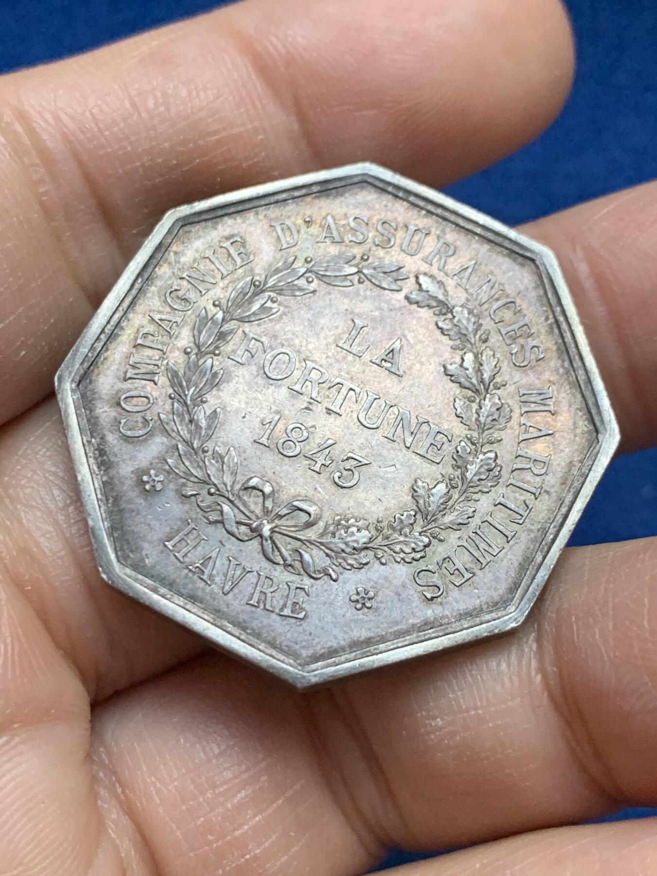 《竞宝斋》第445场 周日，周一，2场连拍 （全场包邮） 法国勒阿弗尔海上保险公司八角银质代币  15.35克 34mm 烟斗银标 正面：幸运女神右向立于带翼轮上，钱币从丰饶角倾泻而出，整体悬浮于云间