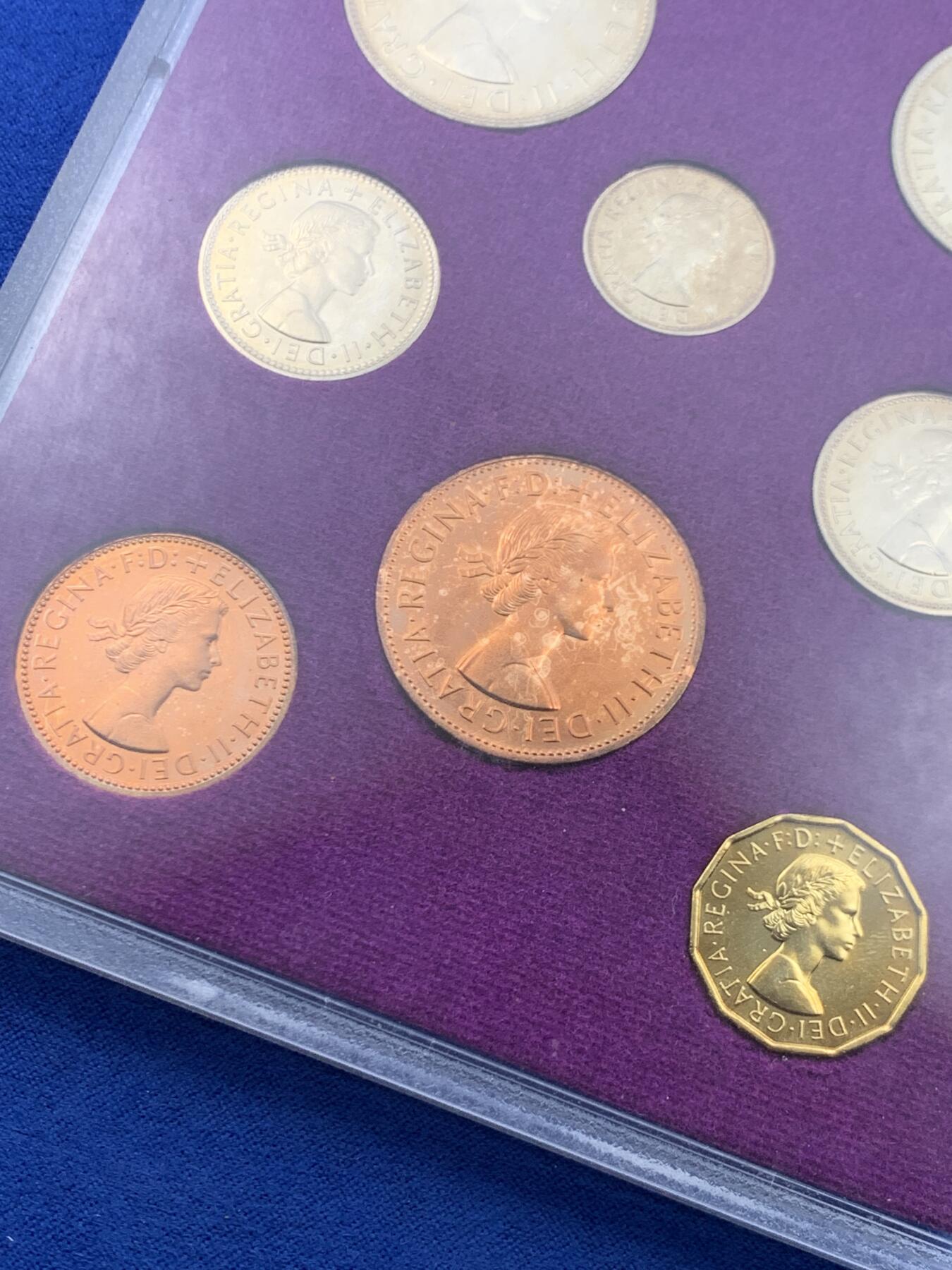 《竞宝斋》第445场 周日，周一，2场连拍 （全场包邮） 英国1970年精制套币，英国皇家造币厂铸造，保存状态不错，套子是1980的 细节见图。