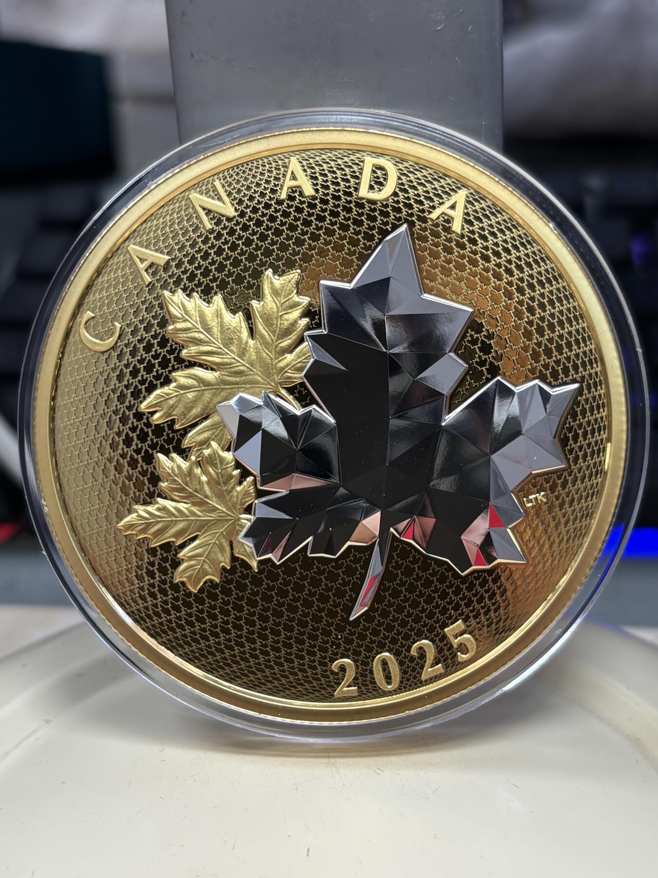 第185期拍卖 加拿大2025年枫叶银币多面雕刻镀金纪念5盎司银币，9999银，发行2000枚