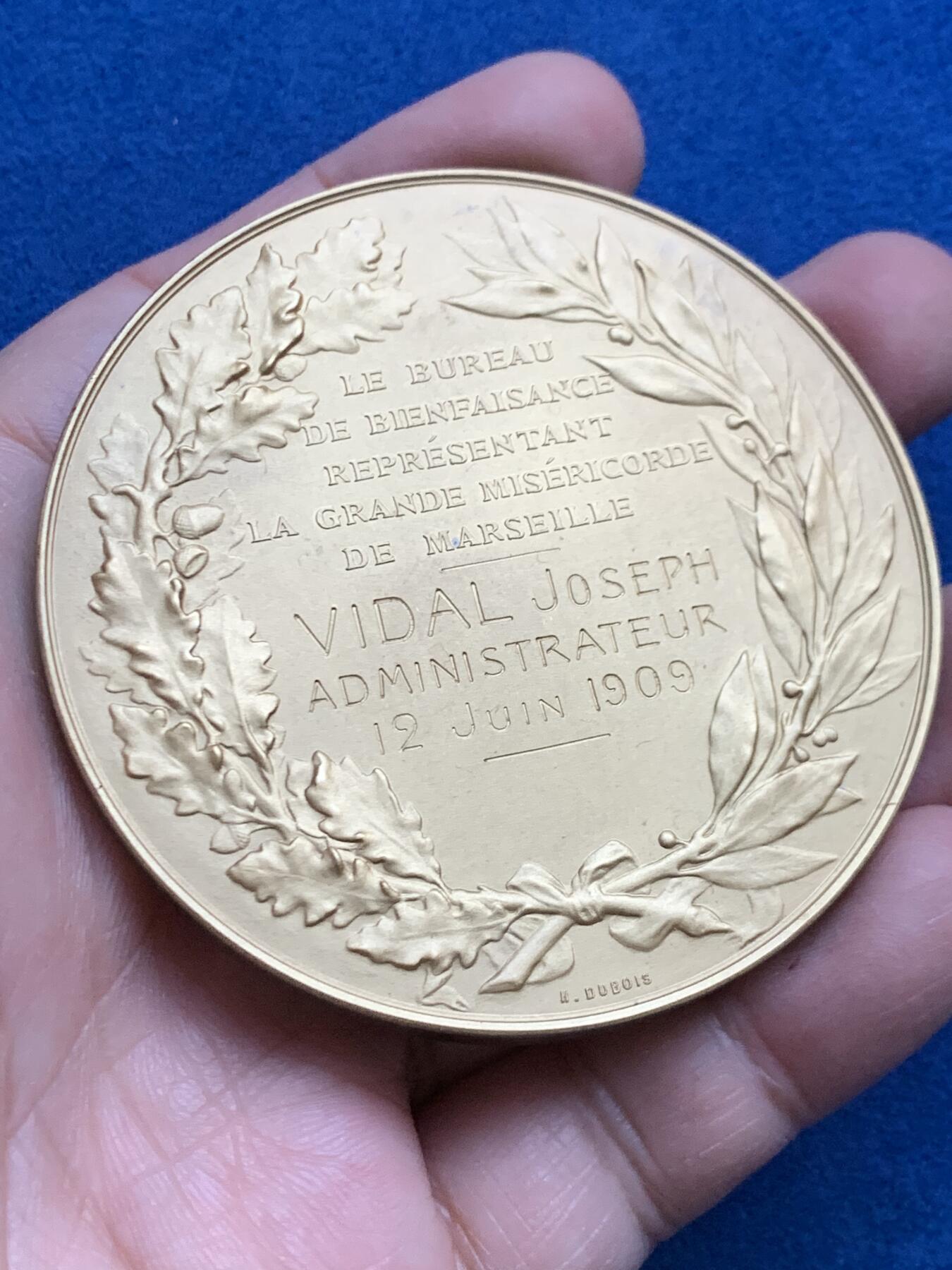 《竞宝斋》第445场 周日，周一，2场连拍 （全场包邮） 名家名作 法国玛丽安娜女神马赛大慈善机构代表处镀金大银章 从工艺来说应该是后镀金 154.7克 67.8mm 丰饶角1银标 好品 带原盒 细节见图