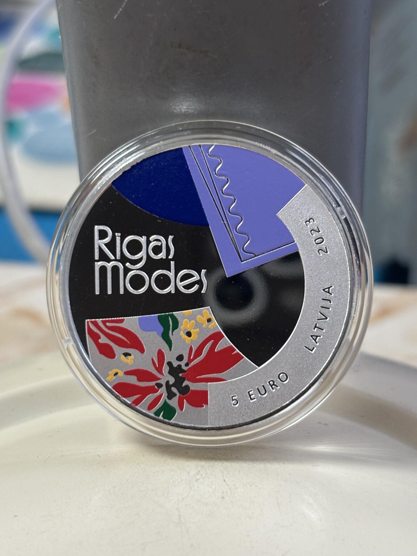 第185期拍卖 获奖拉脱维亚2023年里加时尚女性双面彩纪念银币，999银，22克，发行3000枚，获克劳斯2024年度最佳艺术币大奖