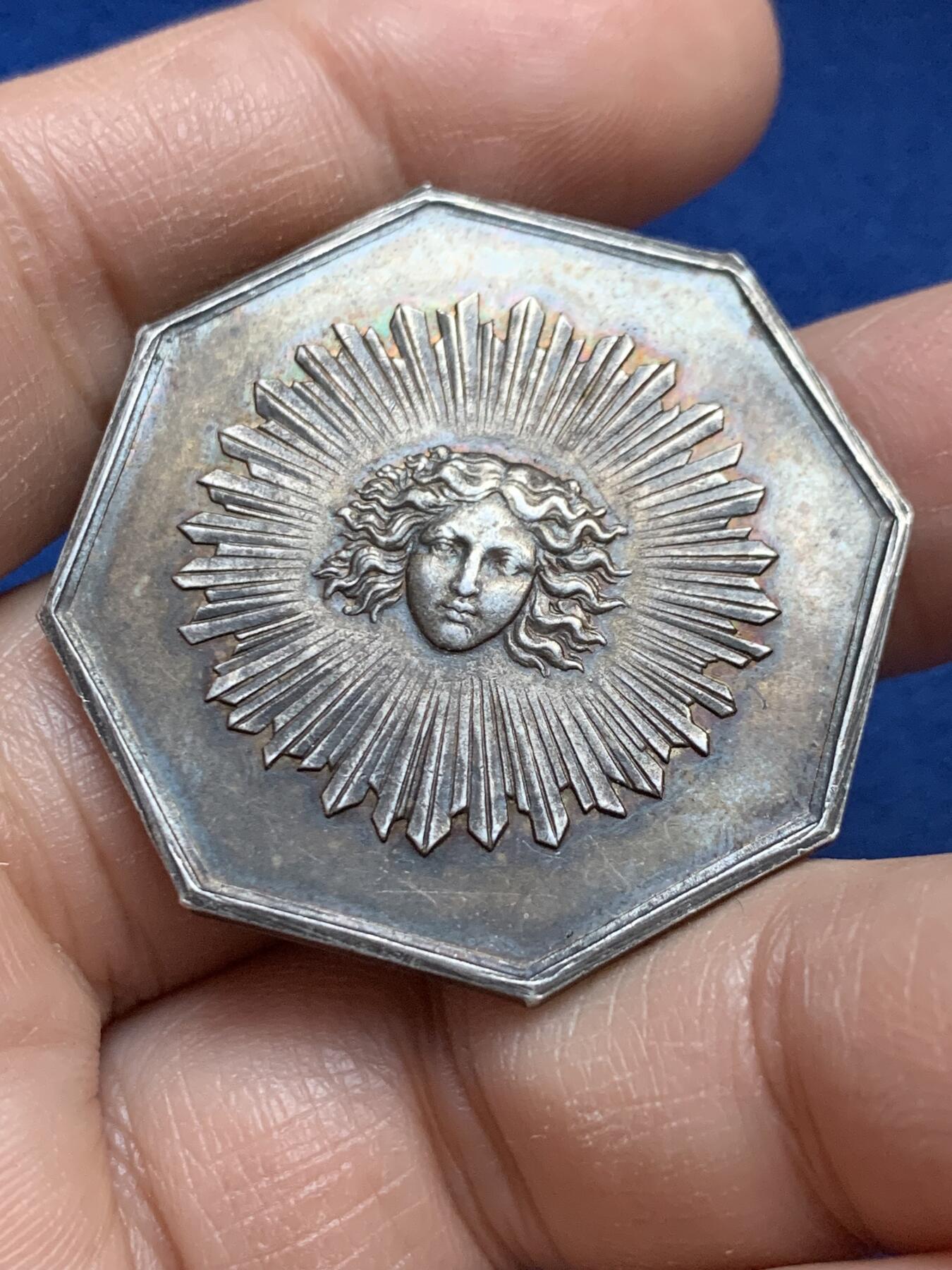 《竞宝斋》第445场 周日，周一，2场连拍 （全场包邮） 法国太阳保险公司八角银质代币 丰饶角1银标 21.35克 37mm