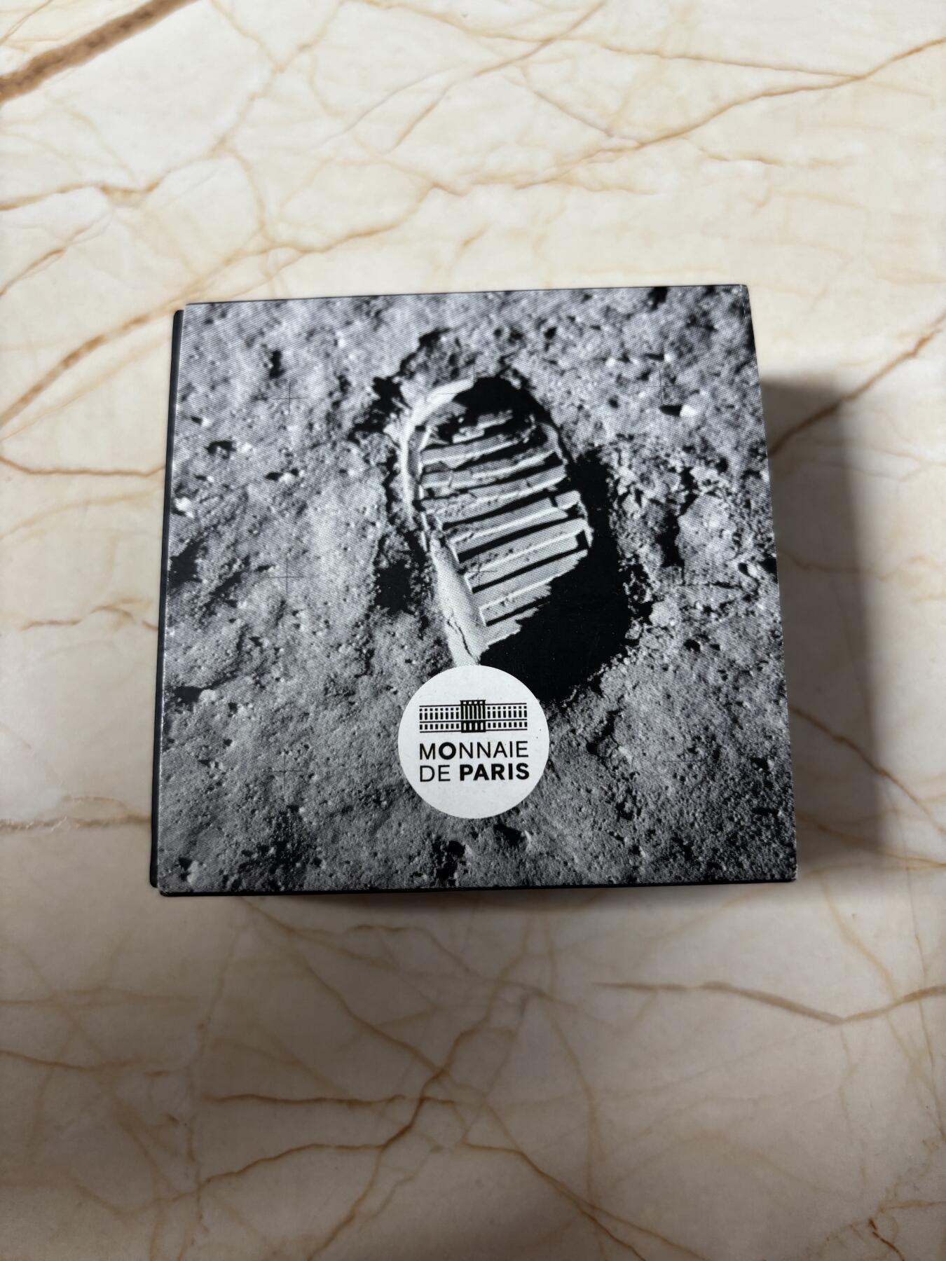 第185期拍卖 法国2019年人类登月50周年镶嵌特殊物质银币，金属:900银+特殊彩色物质，重量:17.3克+17.9克，直径:38毫米，发行：5000枚