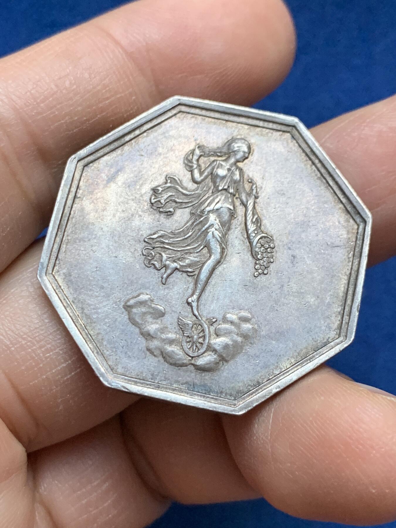 《竞宝斋》第445场 周日，周一，2场连拍 （全场包邮） 法国勒阿弗尔海上保险公司八角银质代币  15.35克 34mm 烟斗银标 正面：幸运女神右向立于带翼轮上，钱币从丰饶角倾泻而出，整体悬浮于云间