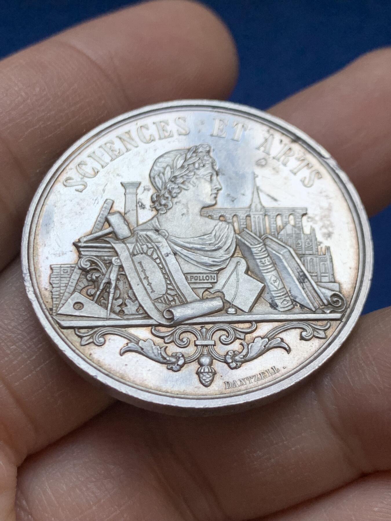 《竞宝斋》第445场 周日，周一，2场连拍 （全场包邮） 法国1850年卡尔瓦多斯公共工程咨询委员会纪念银章 蜜蜂银标 20.55克 35.6mm