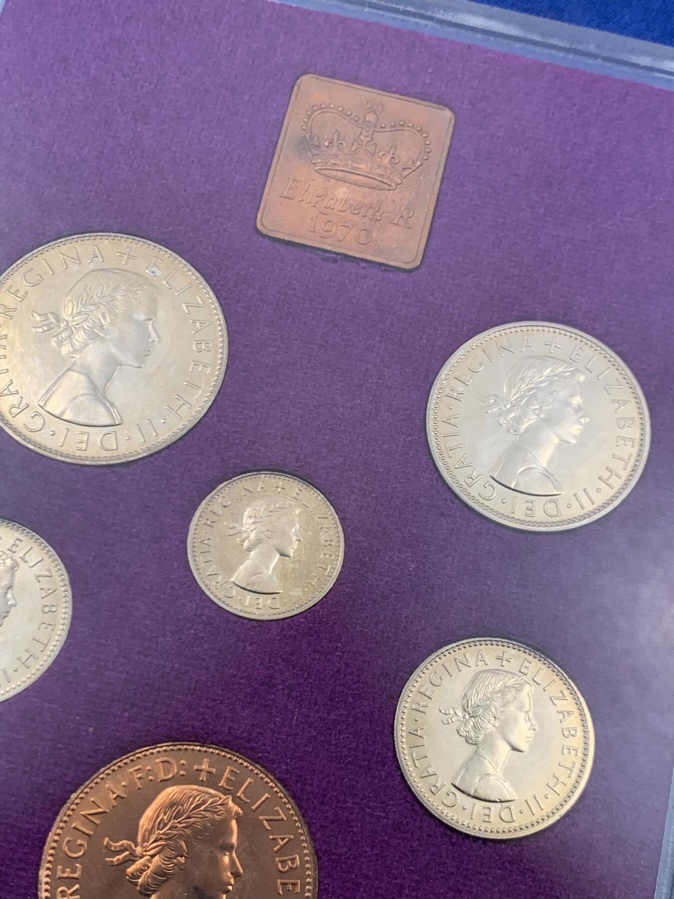 《竞宝斋》第445场 周日，周一，2场连拍 （全场包邮） 英国1970年精制套币，英国皇家造币厂铸造，保存状态不错，套子是1980的 细节见图。