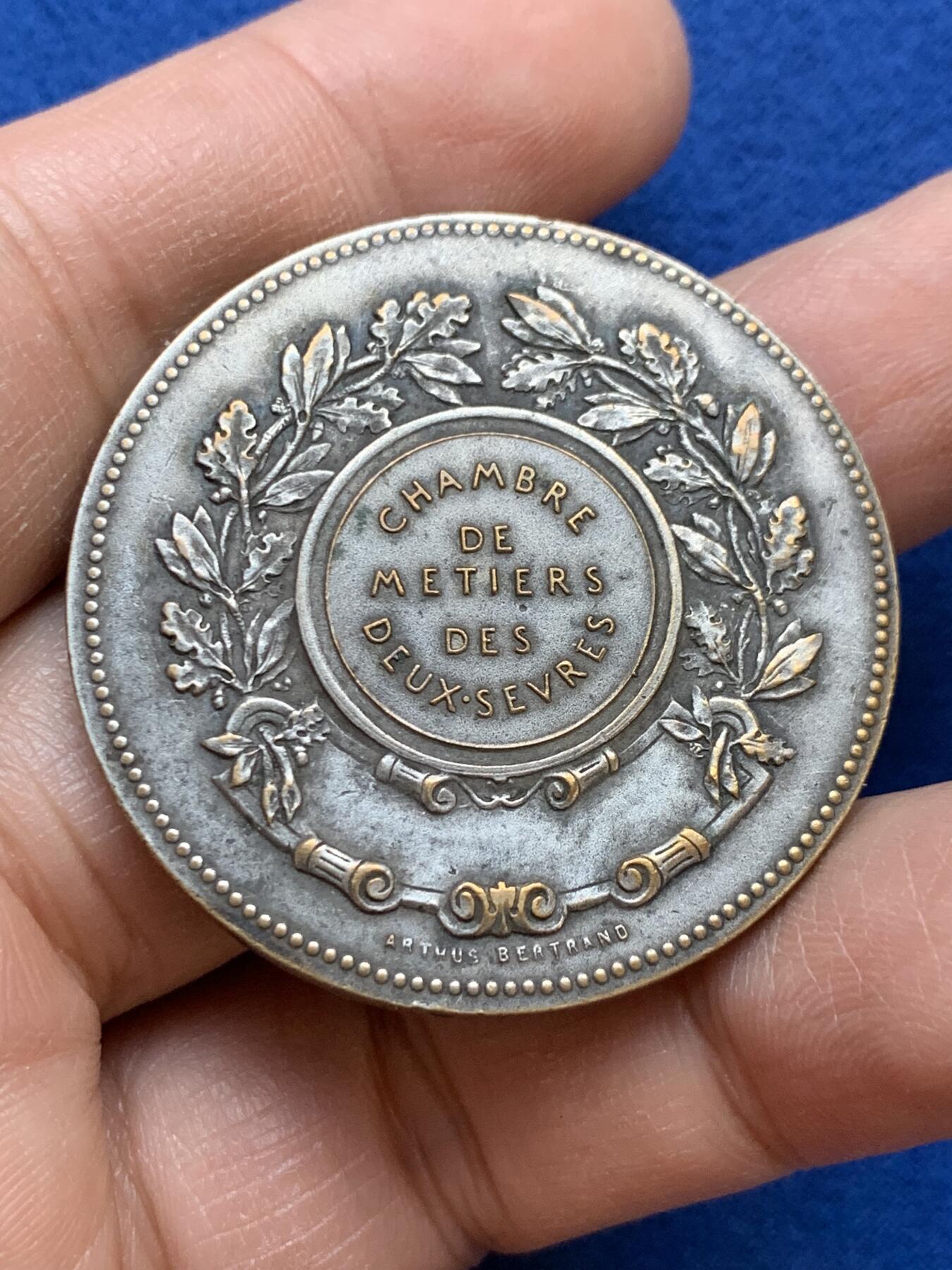 《竞宝斋》第445场 周日，周一，2场连拍 （全场包邮） 法国手工业协会镀银奖章 直径40.3mm 重量28g 三角铜标