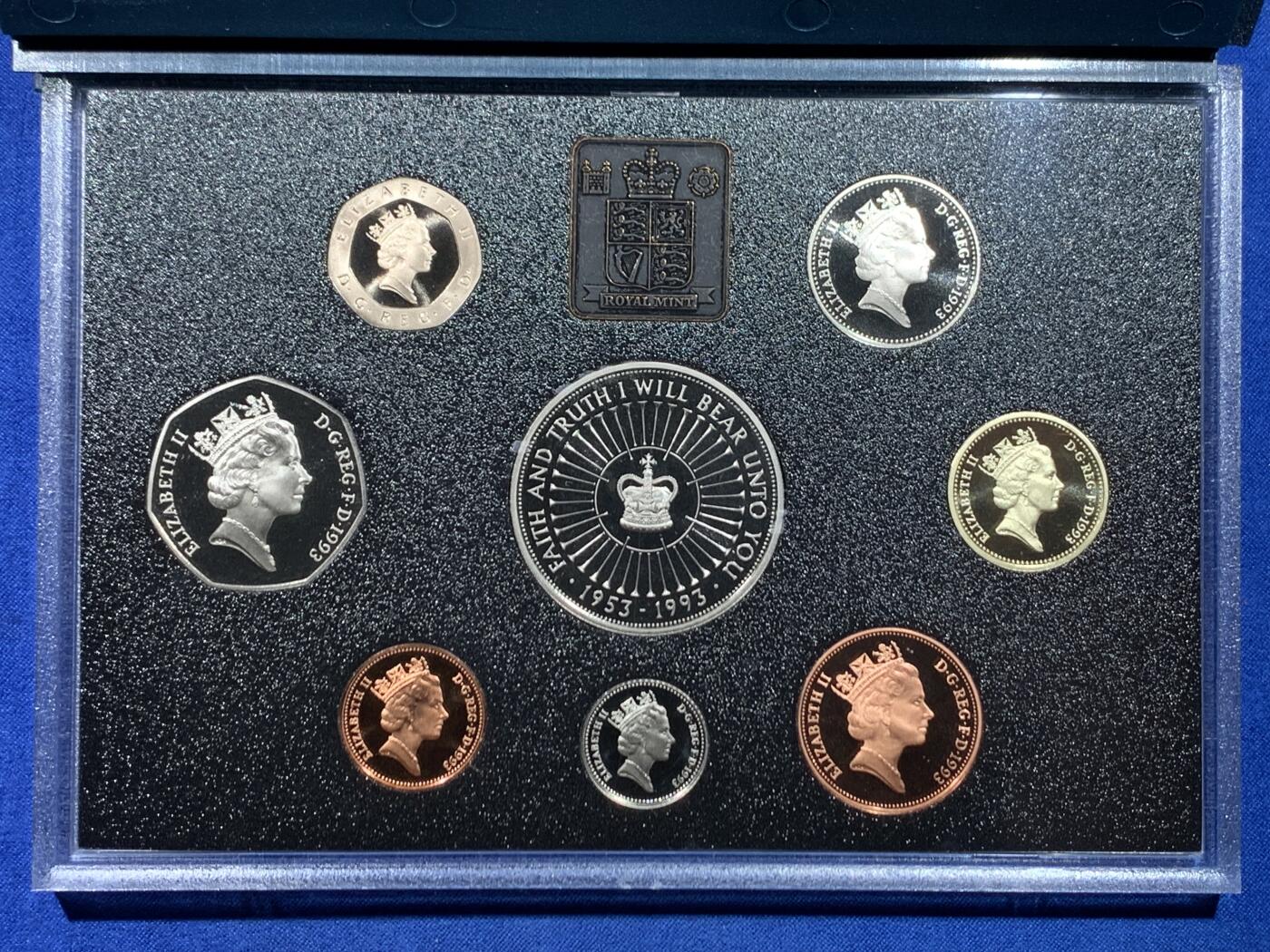 《竞宝斋》第445场 周日，周一，2场连拍 （全场包邮） 英国1993年精制套币，带5英镑克朗精制纪念币，盒证齐全，品相好，漂亮蓝色盒。