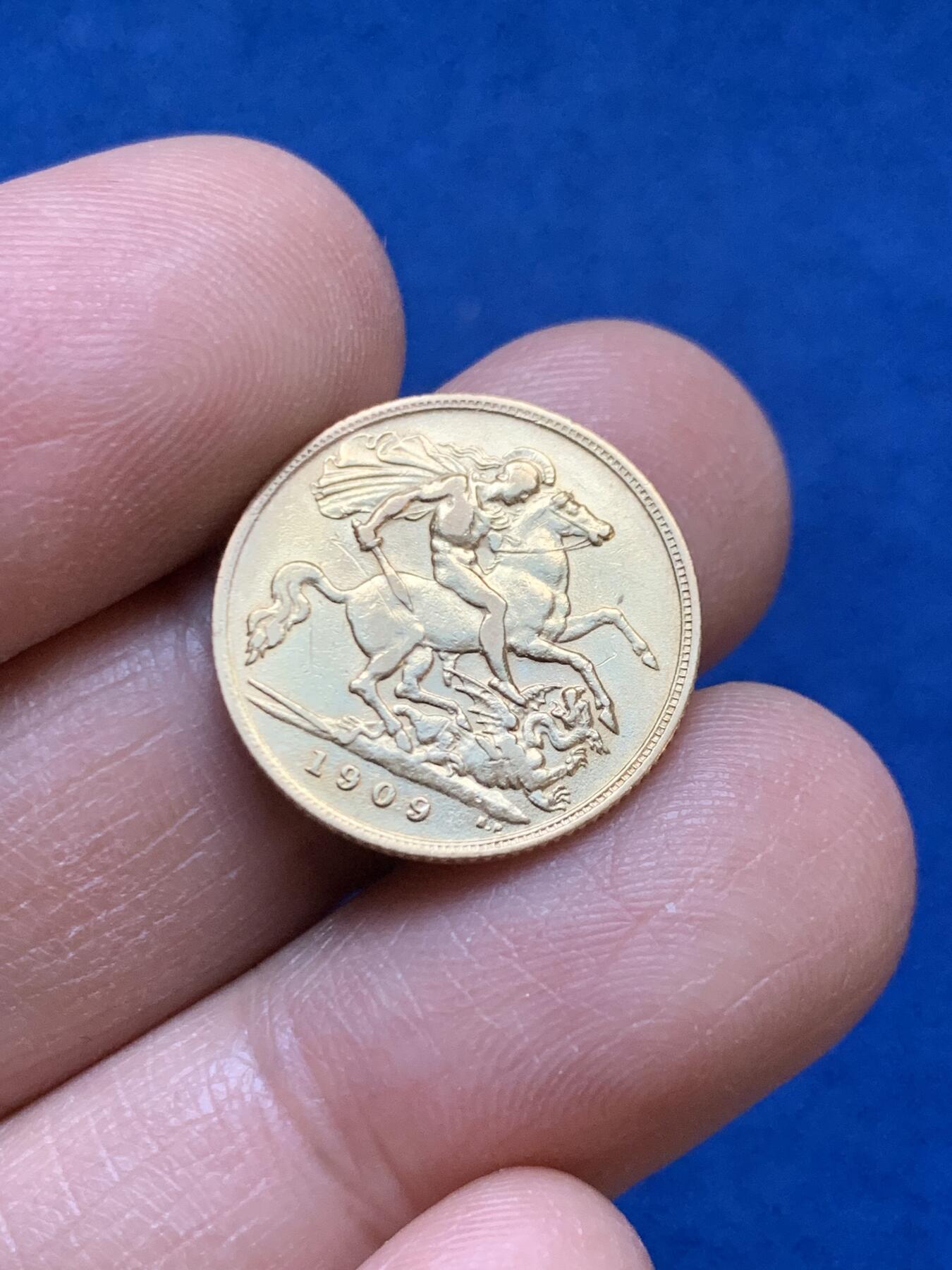 《竞宝斋》第445场 周日，周一，2场连拍 （全场包邮） 英国1909年爱德华七世1/2索维林金币 9167金 3.96克 细节见图