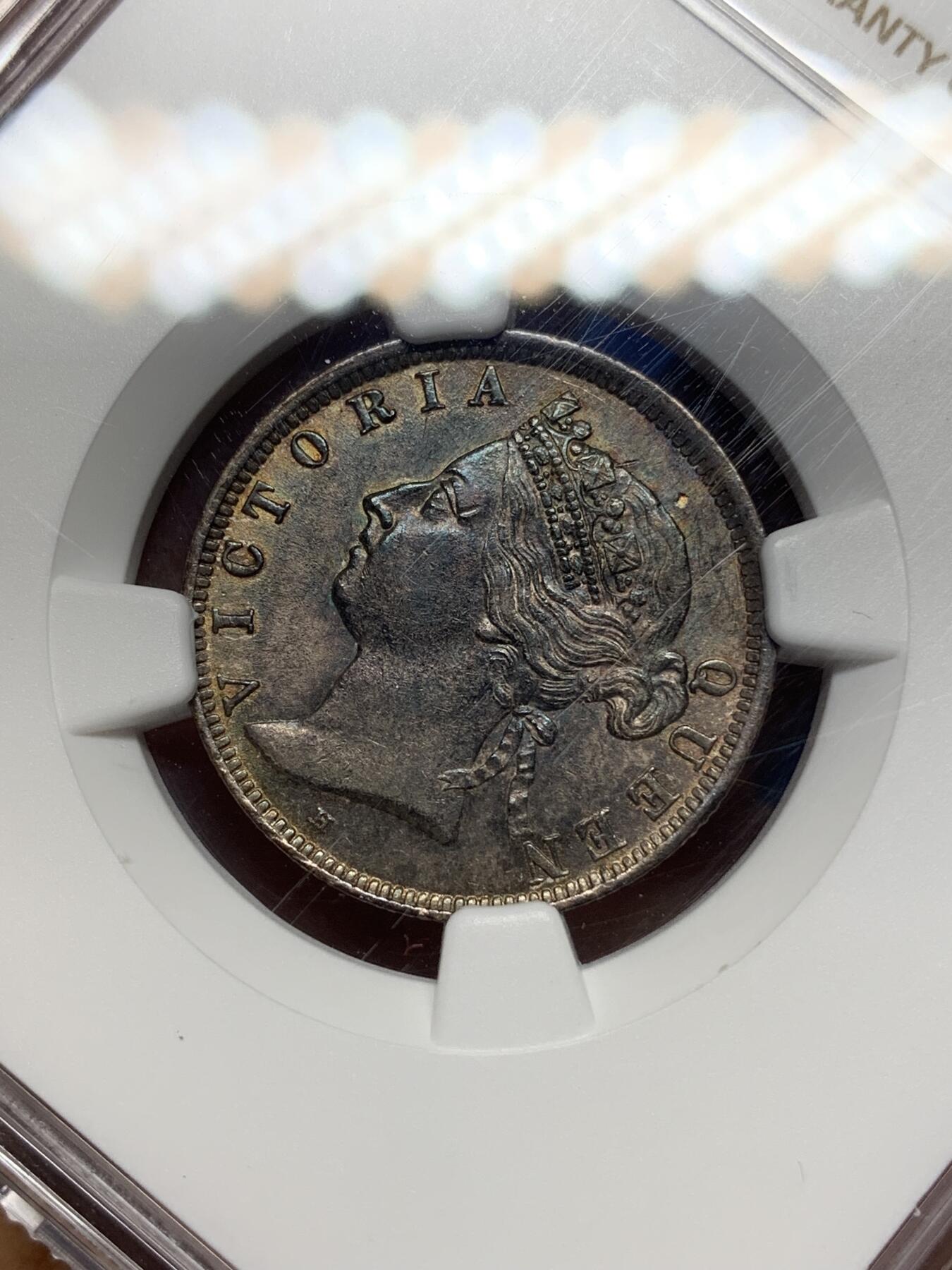 《竞宝斋》第445场 周日，周一，2场连拍 （全场包邮） NGC AU58 英属海峡1897H维多利亚女王20分银币，双面靓丽重五彩，发丝皇冠深打，状态绝美。后期稀少年份，铸量18.5万枚，60分书价600美元。14年SBP拍卖P盒同分合人民币1544元成交，包浆细节不如此枚