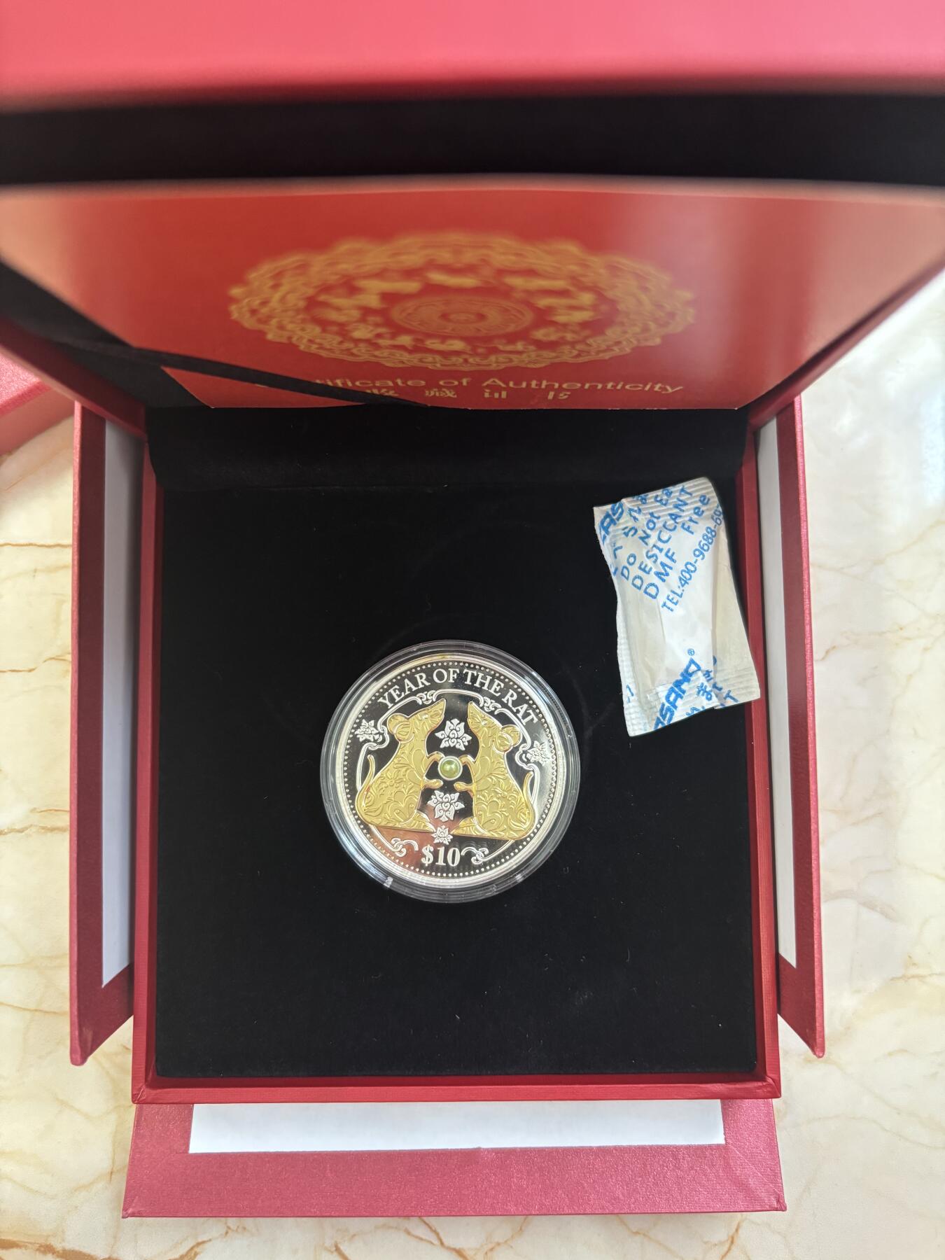 第185期拍卖 斐济2020中国生肖系列鼠年镶嵌天然珍珠镀金1盎司银币，999银，发行8888枚