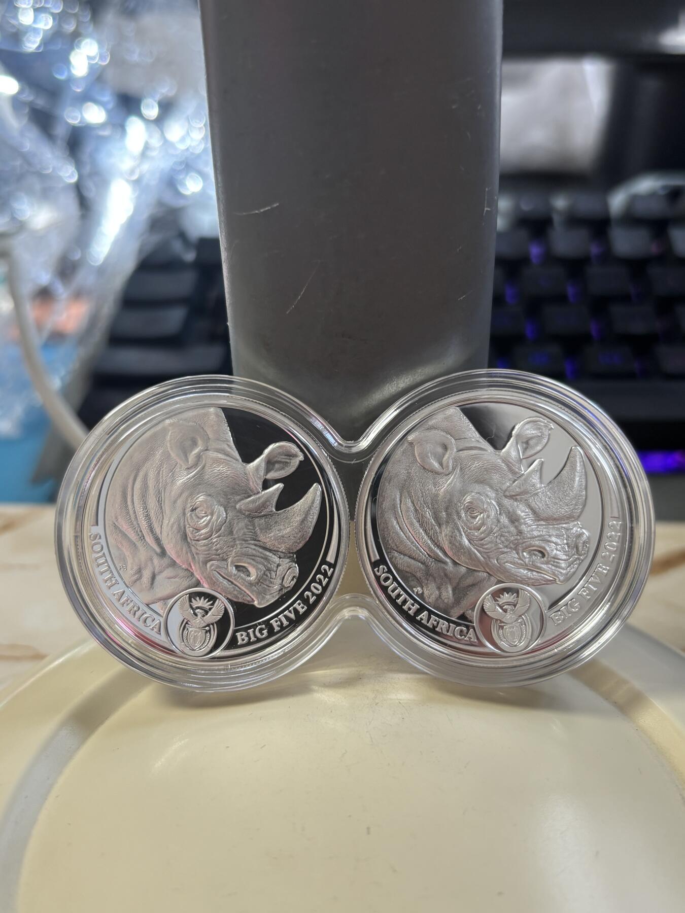 第185期拍卖 南非2022年非洲五霸系列犀牛5兰特精制纪念银币2枚套，999银，1盎司*2，发行1000套