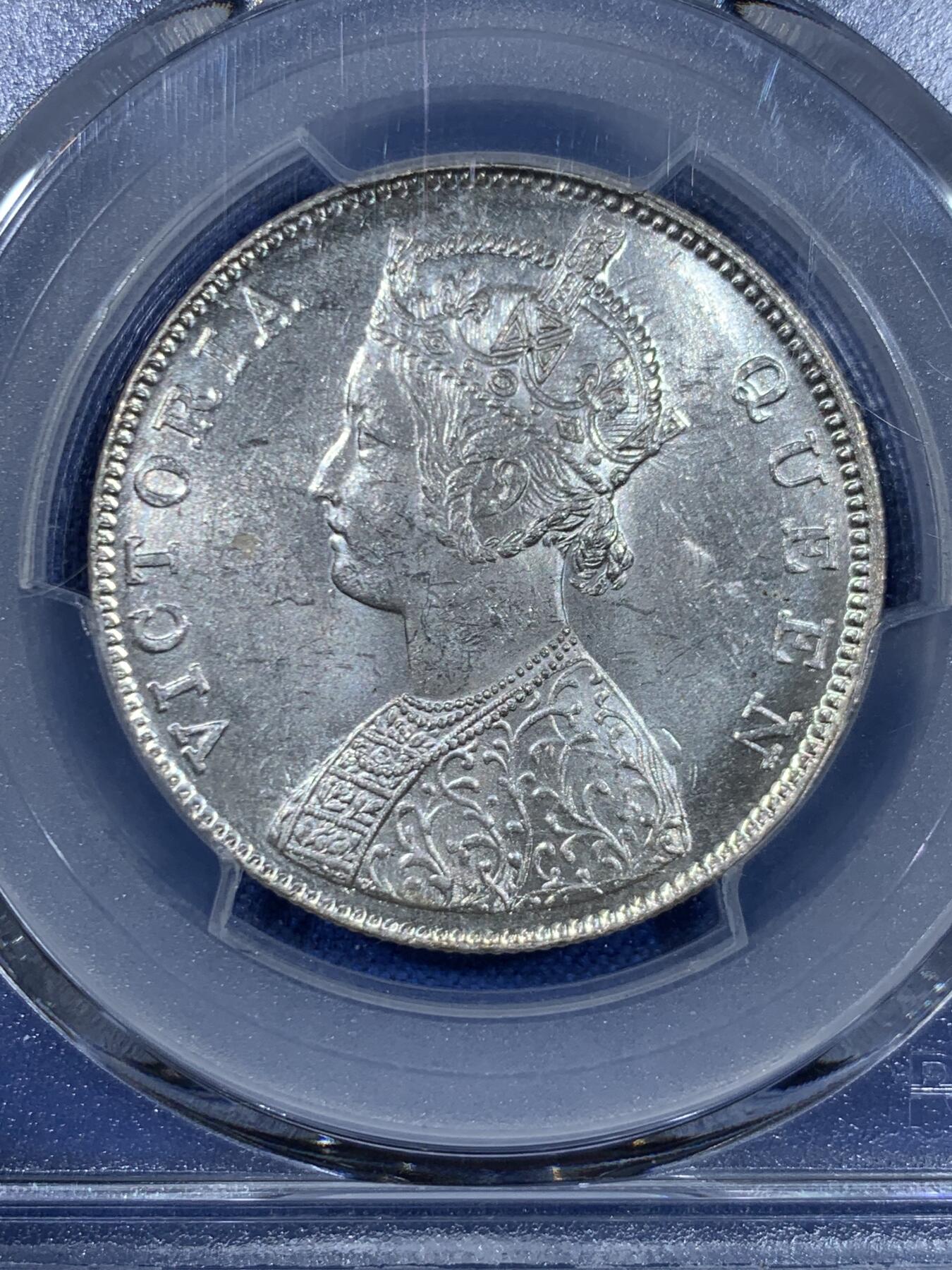 《竞宝斋》第445场 周日，周一，2场连拍 （全场包邮） PCGS MS62 英属印度1862年维多利亚女王1卢比银币，原光好状态。背面支撑有磕，细节见图。
