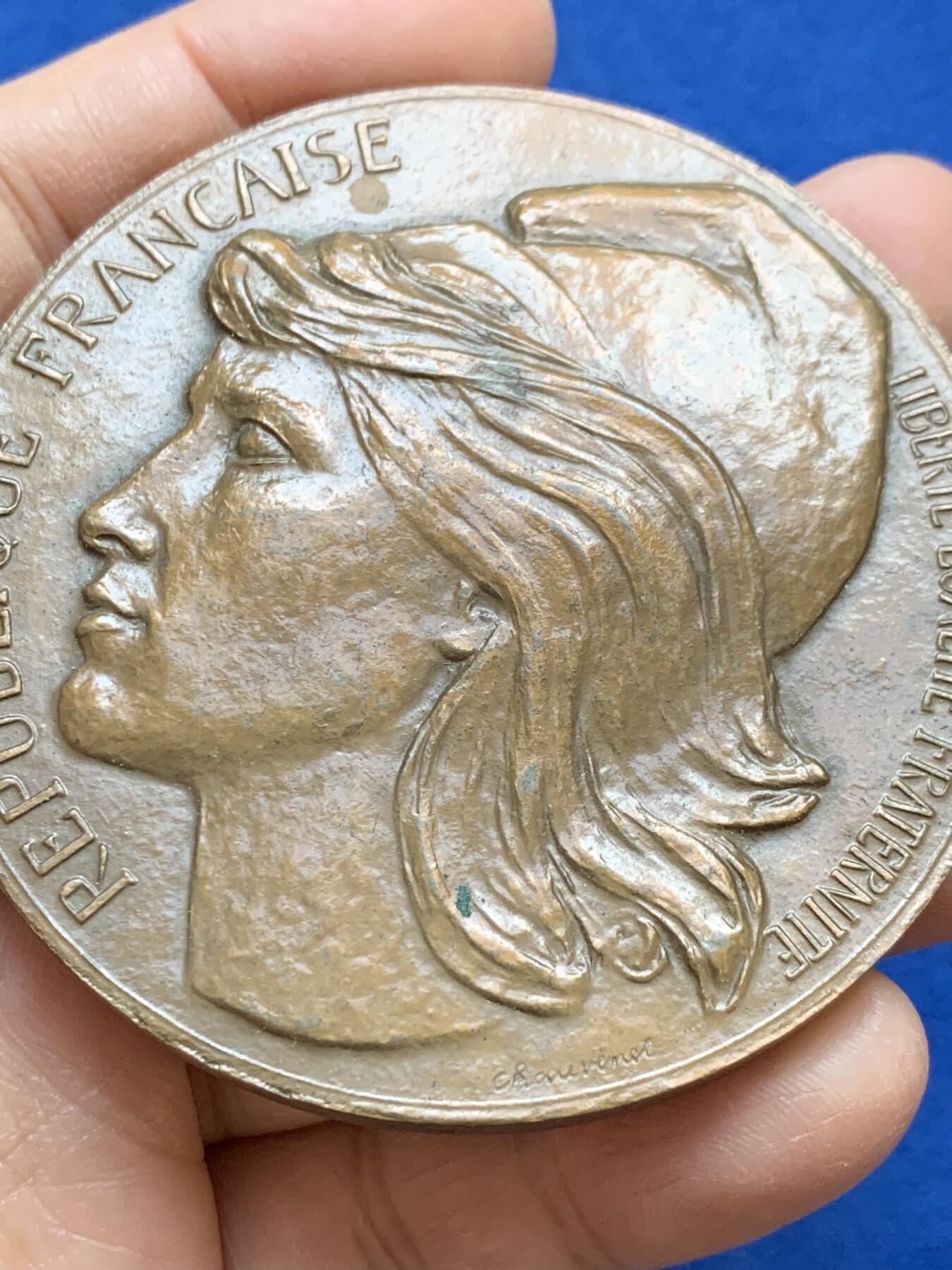 《竞宝斋》第445场 周日，周一，2场连拍 （全场包邮） 法国莫尔比昂省地方政治纪念铜章‌ 159.2克 68mm 丰饶角铜标