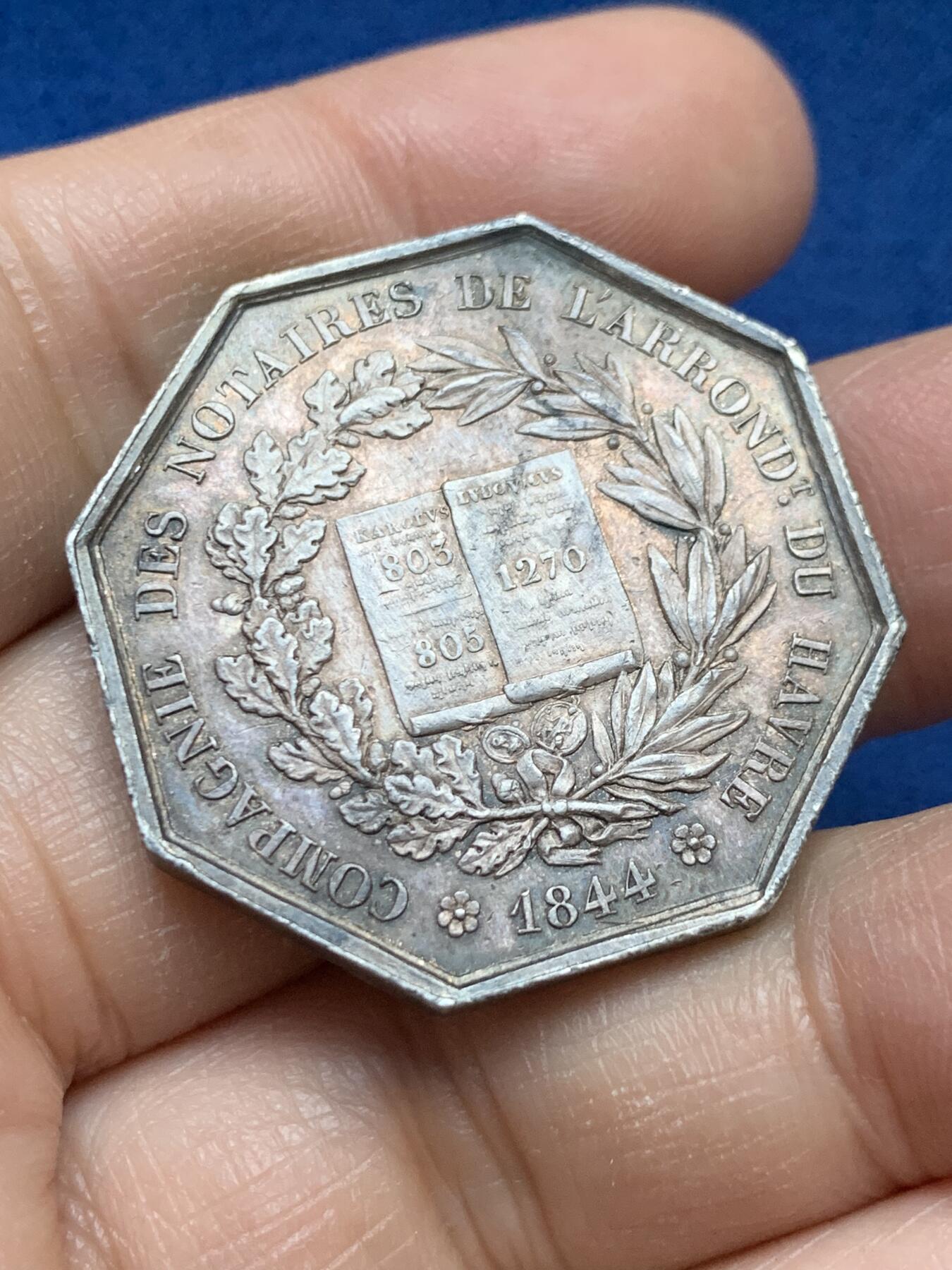 《竞宝斋》第445场 周日，周一，2场连拍 （全场包邮） 法国1844年勒阿弗尔公证人工会八角银质代币 手指银标 20.75克 33.8mm