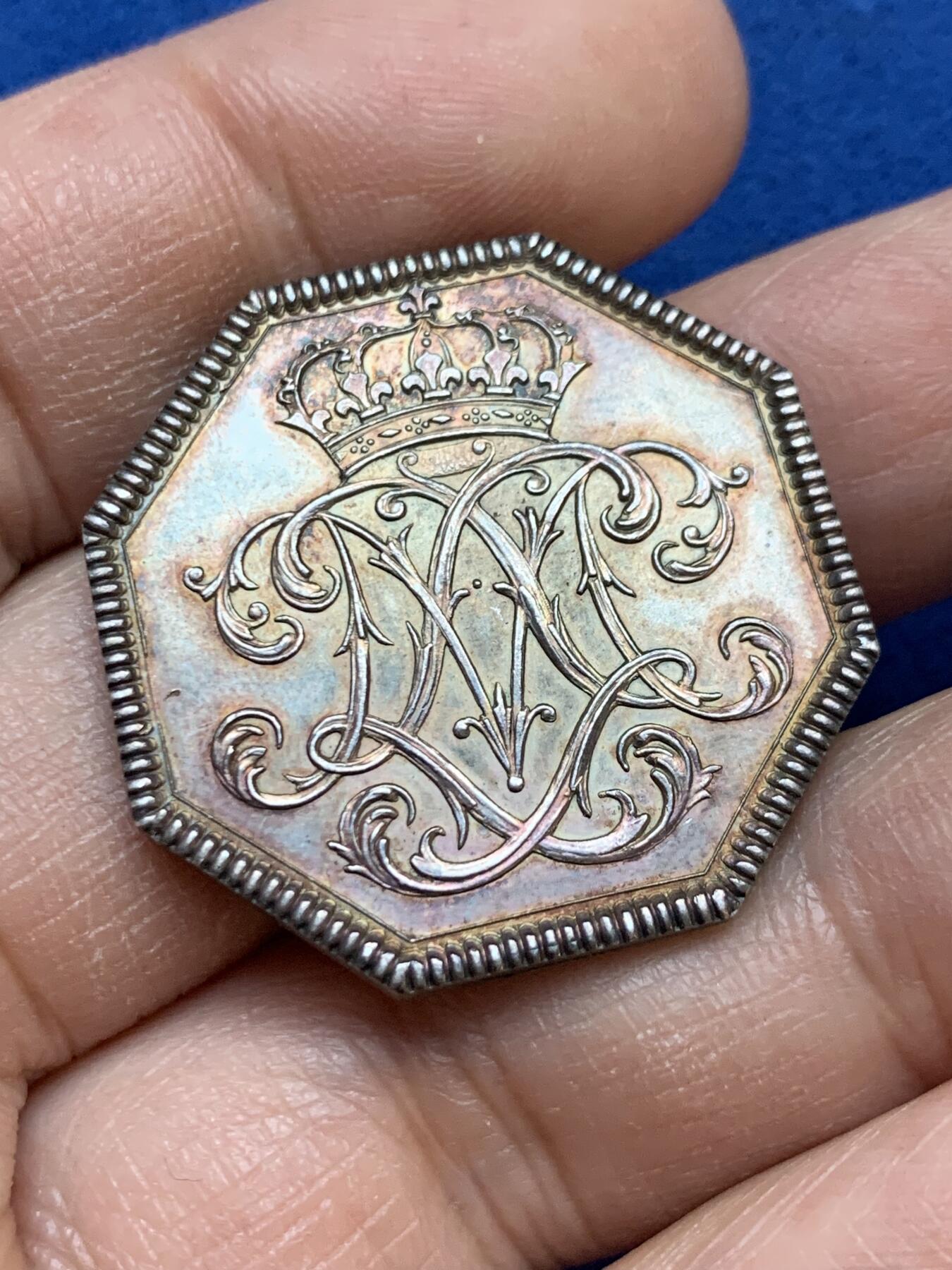 《竞宝斋》第445场 周日，周一，2场连拍 （全场包邮） 法国皇室八角银质代币，少见品。保存状态很好，表面几乎无损伤。直径：31mm，重：14g，丰饶角银标。