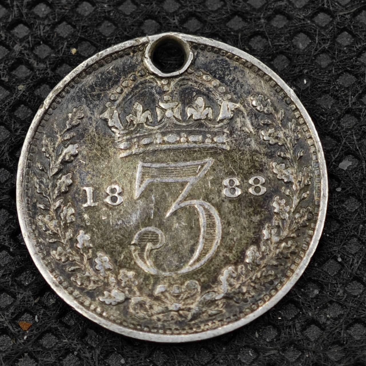 【淘币小摊】限时拍第八百二十四拍  小银币场  满百包邮可预留两周  周一统一发货     英国1888年维多利亚3便士银币