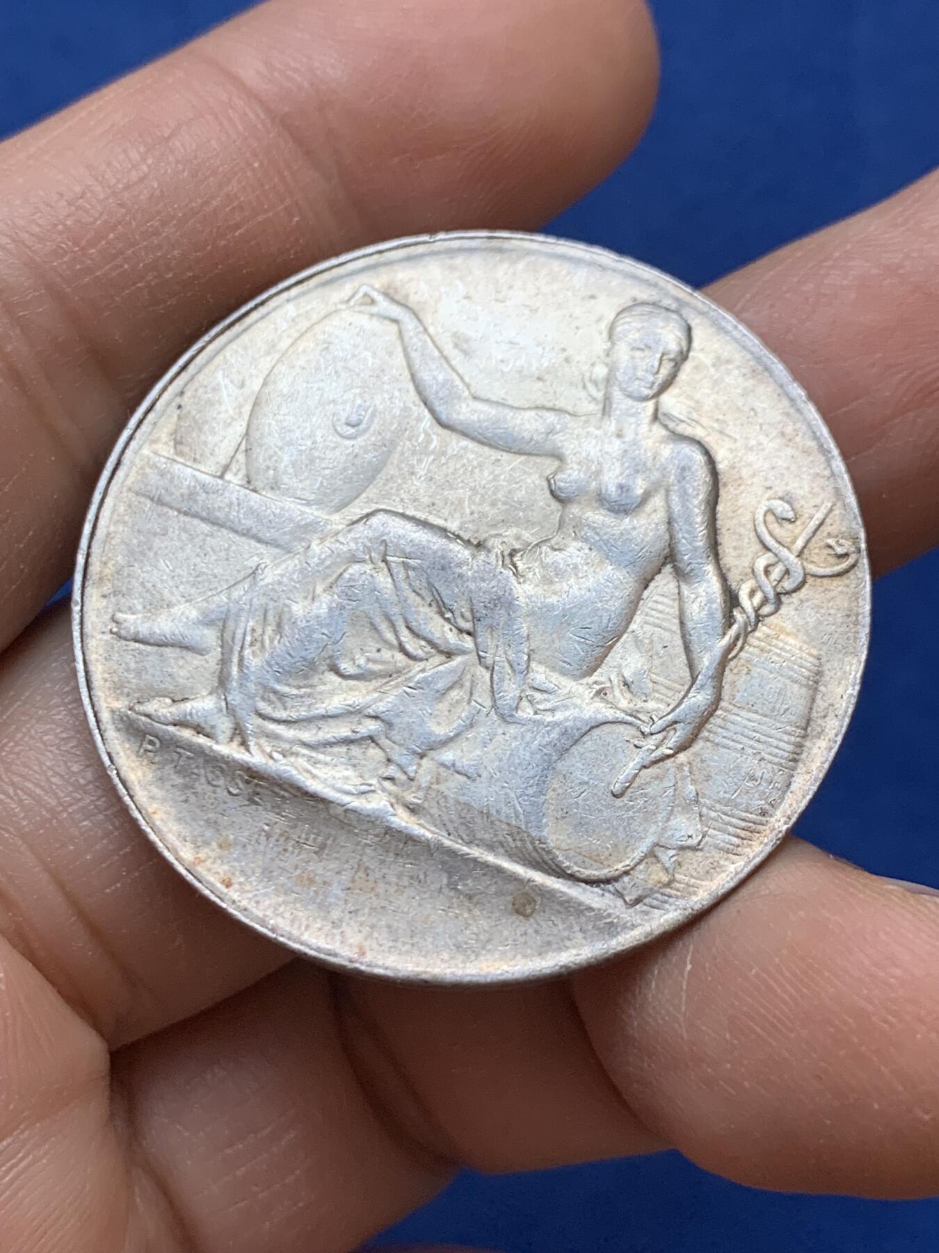 《竞宝斋》第445场 周日，周一，2场连拍 （全场包邮） 法国1871年巴黎油业委员会纪念银章，半裸女神手持蛇杖坐在油桶上，丰饶角AR，20.7克，38mm。