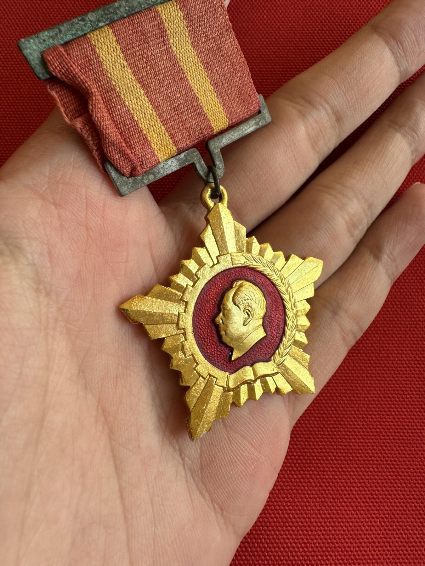 五哥徽章群   9号周二晚上八点4群联拍 铝章