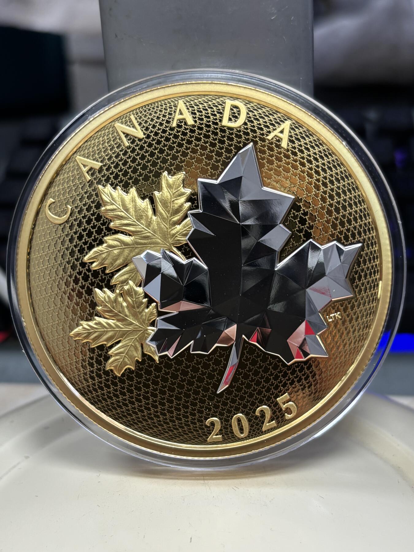 第185期拍卖 加拿大2025年枫叶银币多面雕刻镀金纪念5盎司银币，9999银，发行2000枚