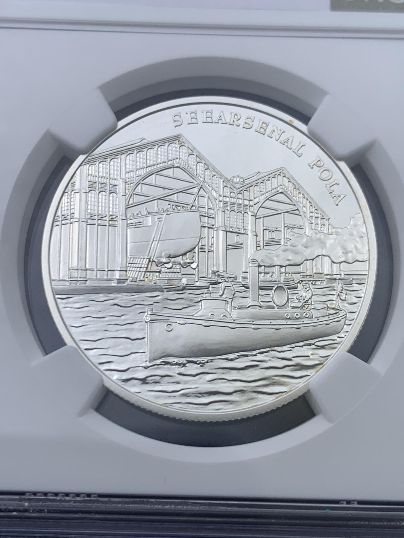 《竞宝斋》第445场 周日，周一，2场连拍 （全场包邮） 获奖币 NGC PF69UC 2005年奥地利圣乔治战舰20欧精制纪念银币（18克重，900银，盒证齐全，发行量5万枚）荣膺克劳斯世界硬币大赛2007年最佳银币，币面浮雕栩栩如生，波涛滚滚的海浪和远处若影若线的自由女神雕像见证了百年哈布斯堡王朝海军的昔日辉煌！（个人认为奥地利获奖币中美不胜收的一枚）