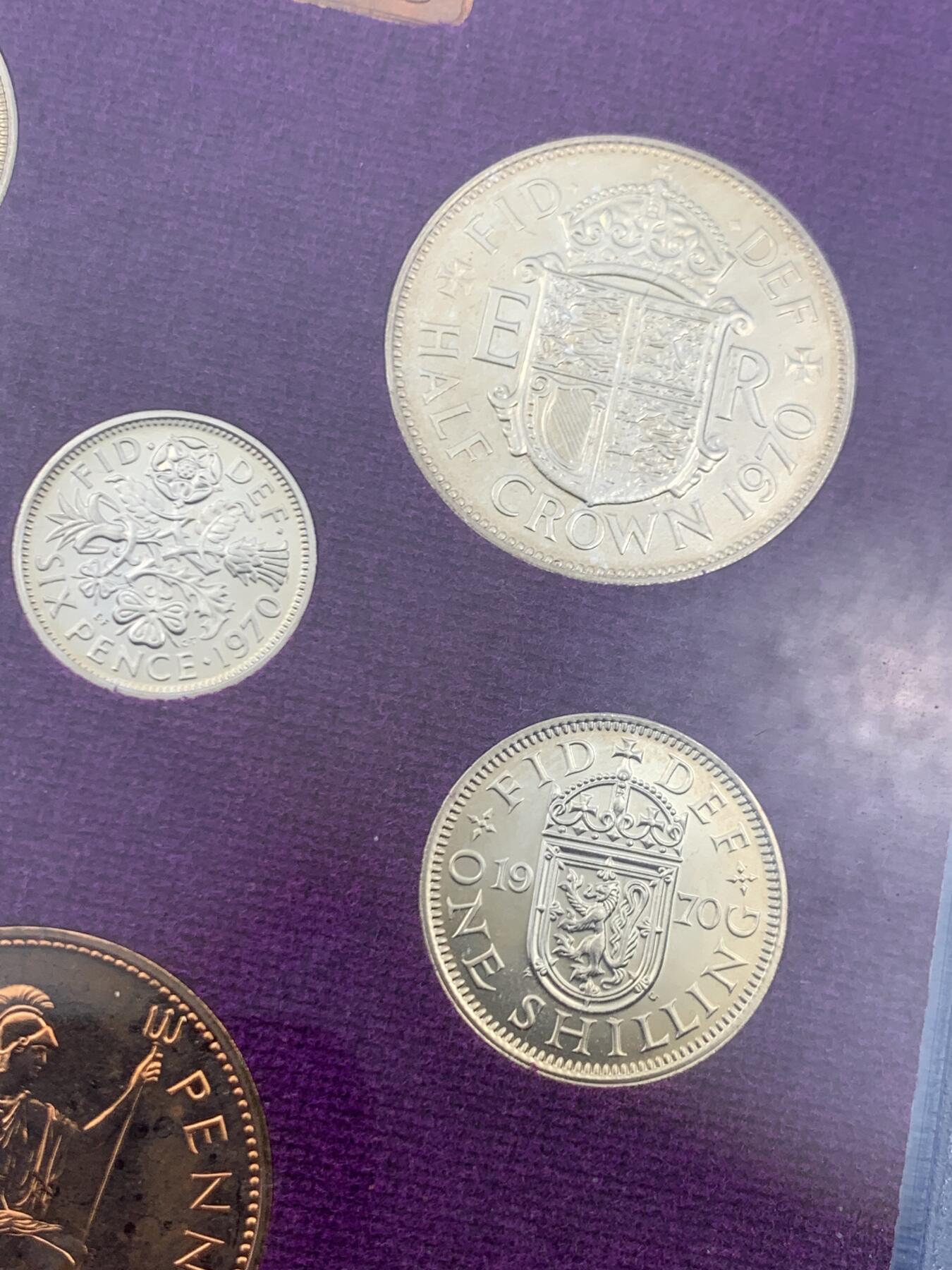 《竞宝斋》第445场 周日，周一，2场连拍 （全场包邮） 英国1970年精制套币，英国皇家造币厂铸造，保存状态不错，套子是1980的 细节见图。