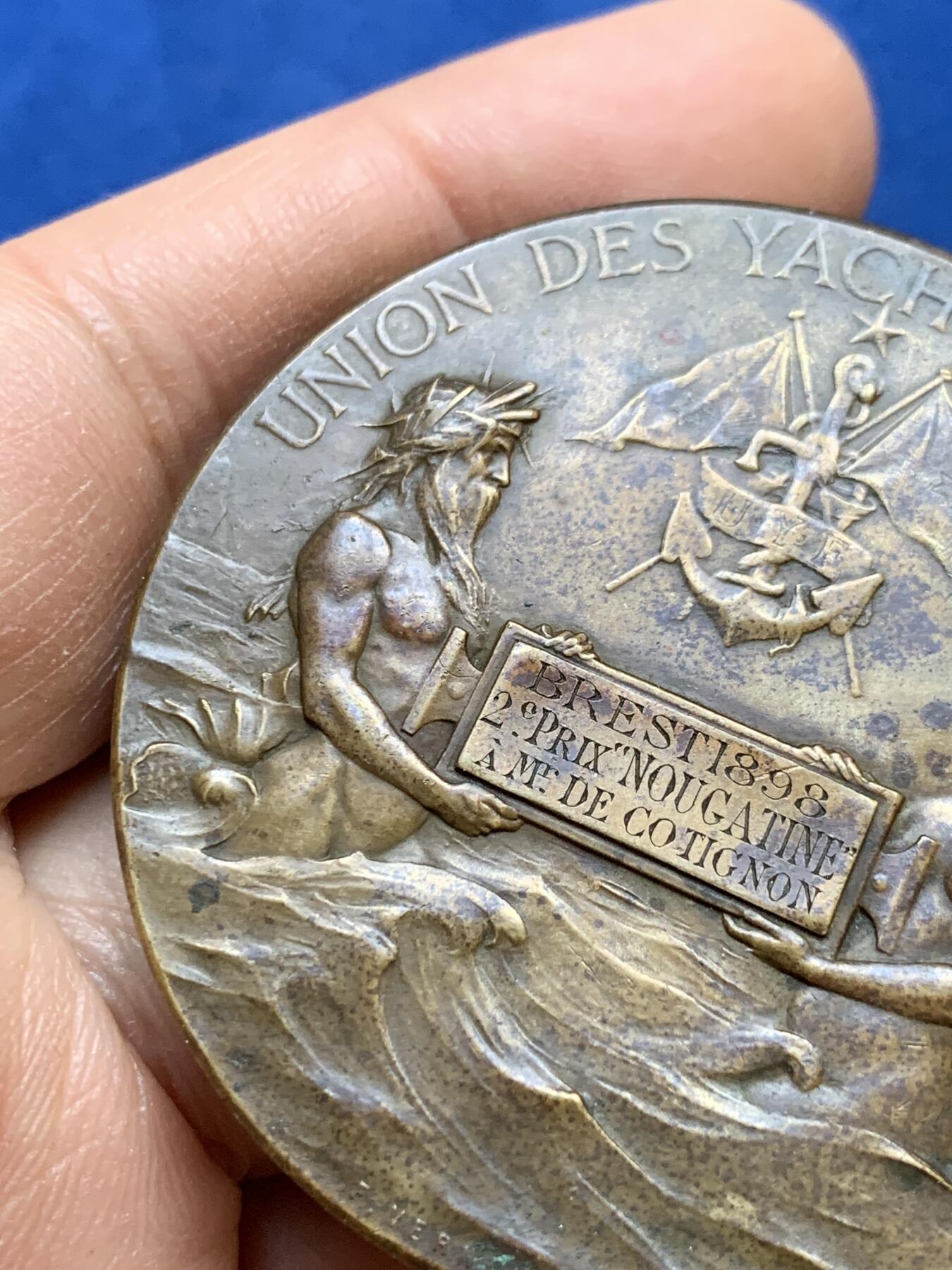 《竞宝斋》第445场 周日，周一，2场连拍 （全场包邮） 法国1898年游艇俱乐部纪念铜章，由雕刻家F. Vernon创作，64.75克，50mm，丰饶角铜标。