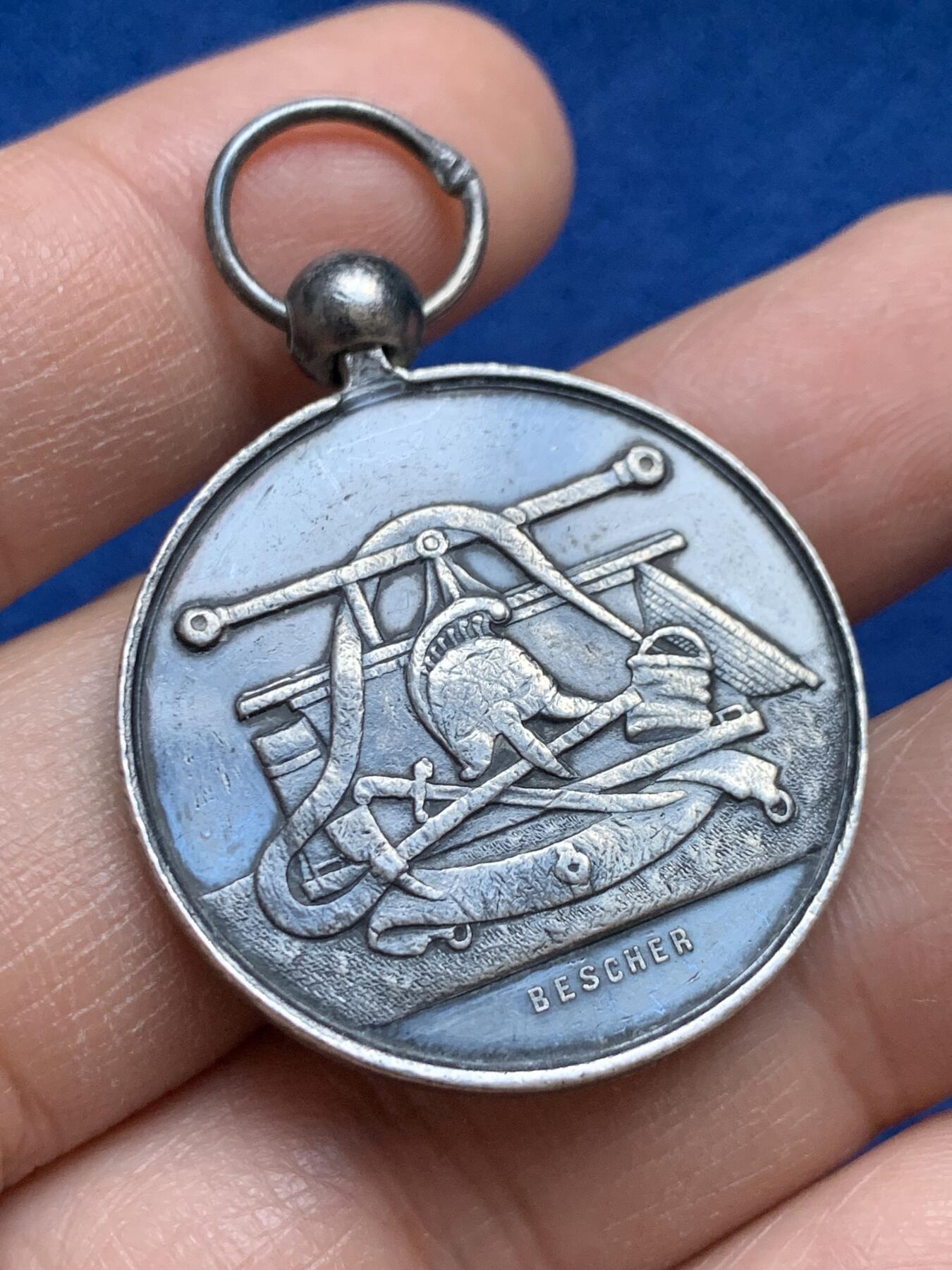 《竞宝斋》第445场 周日，周一，2场连拍 （全场包邮） 法国勒瓦卢瓦-佩雷消防泵比赛银章 带环重约17克 32.3mm 蜜蜂银标