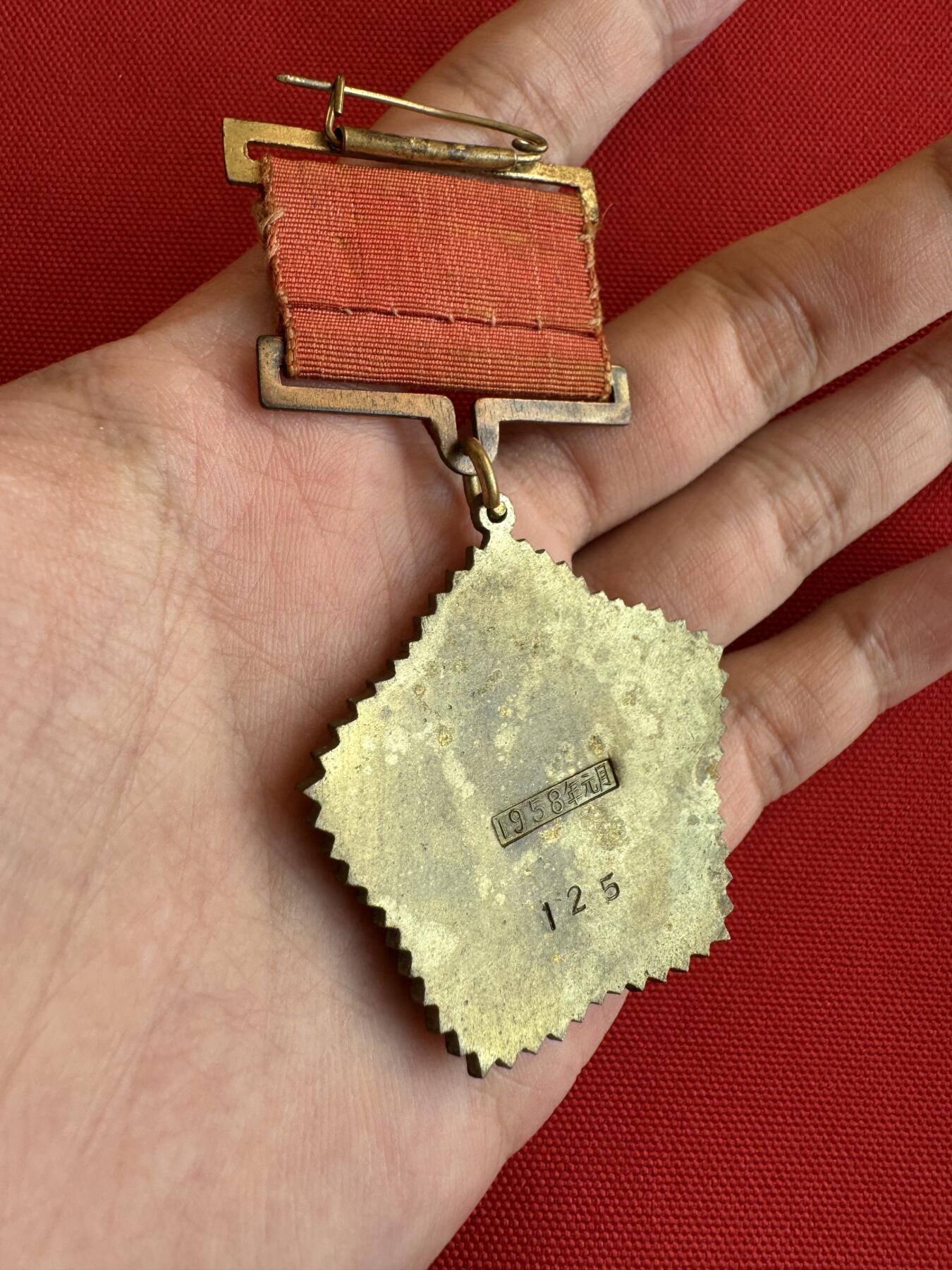 五哥徽章群   9号周二晚上八点4群联拍 铜章