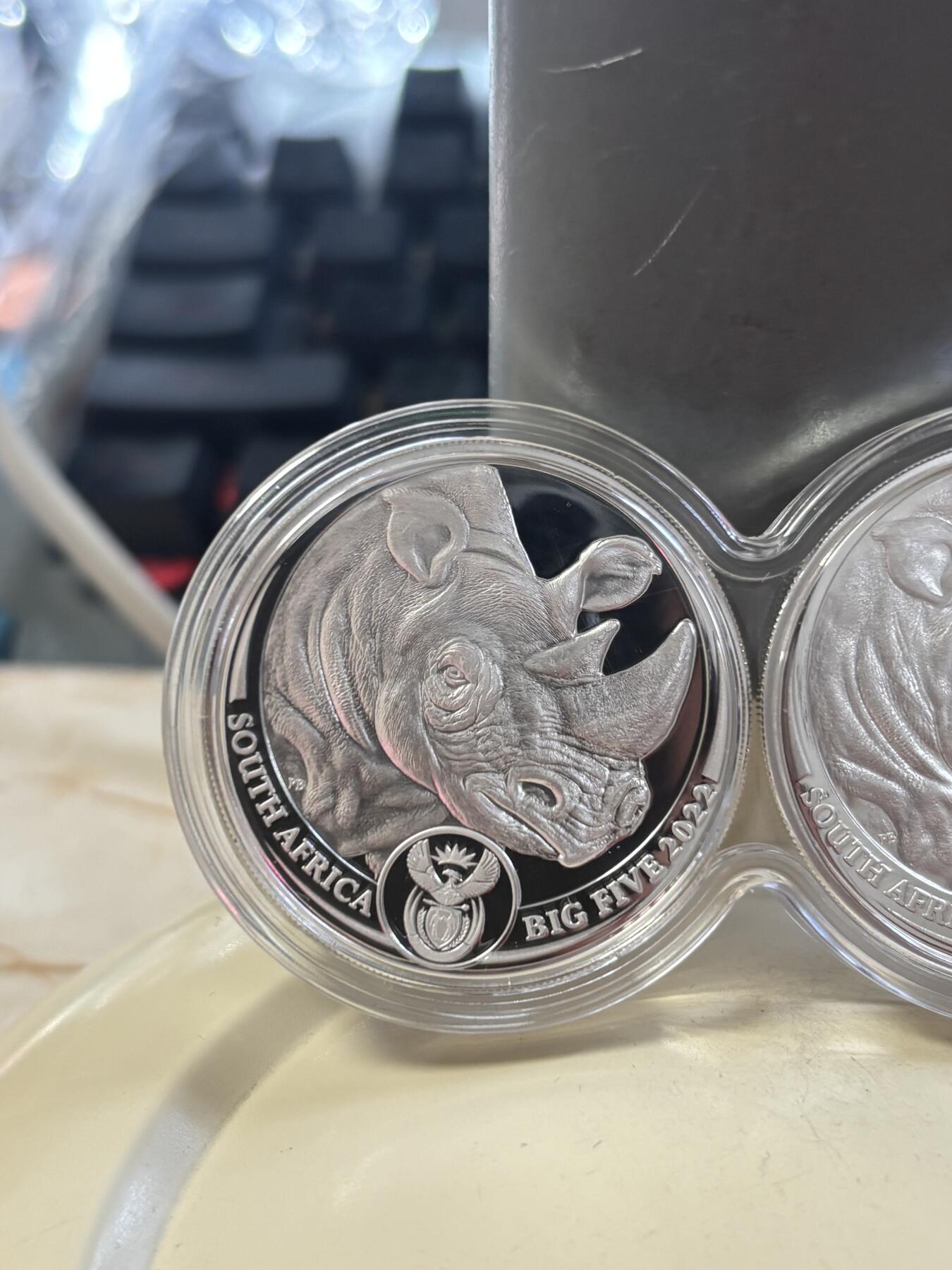 第185期拍卖 南非2022年非洲五霸系列犀牛5兰特精制纪念银币2枚套，999银，1盎司*2，发行1000套